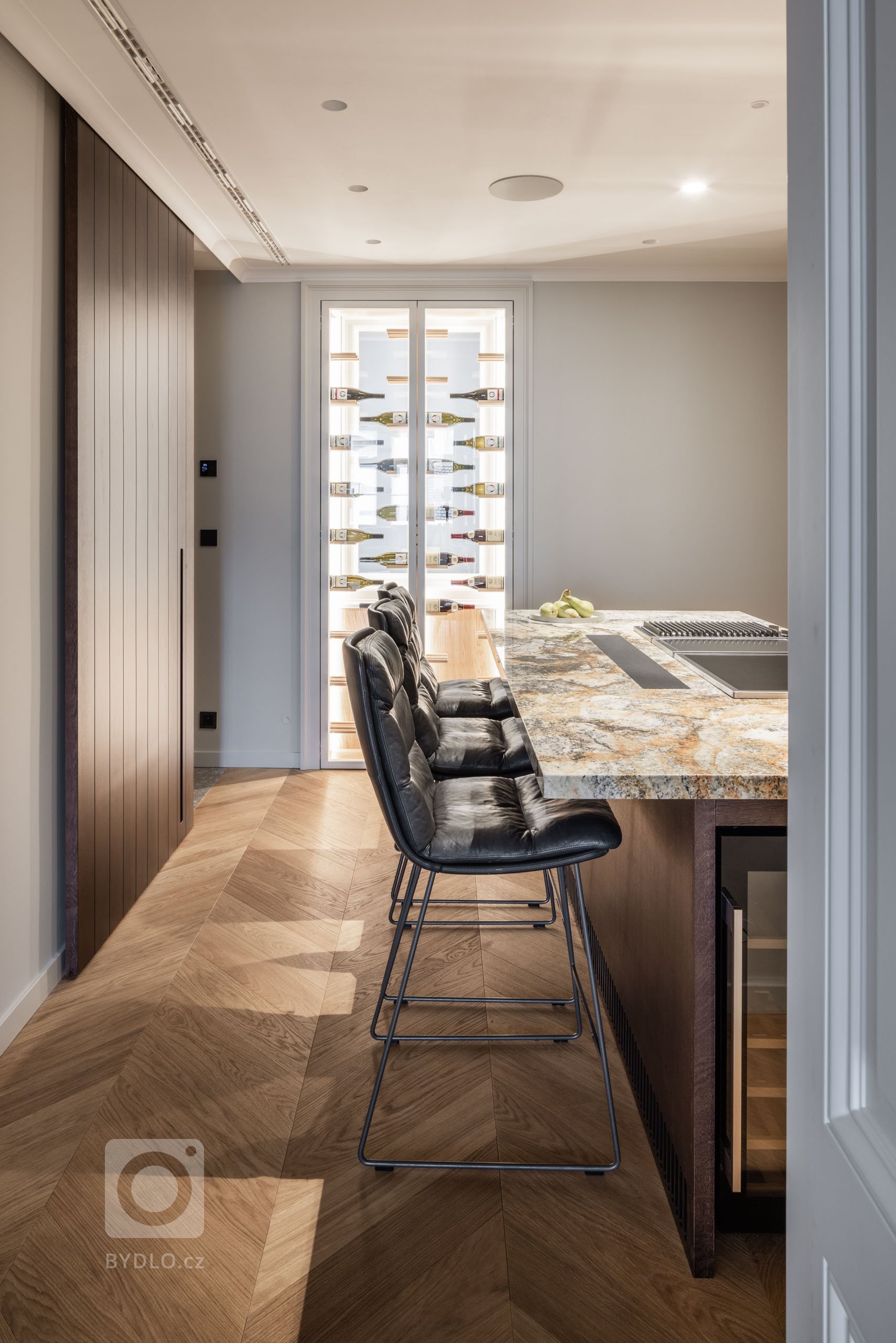 Byt v centru Bratislavy prošel náročnou rekonstrukcí tak, aby vyhověl potřebám pětičlenní rodiny. Výsledná podoba kombinuje historizující prvky s moderním…