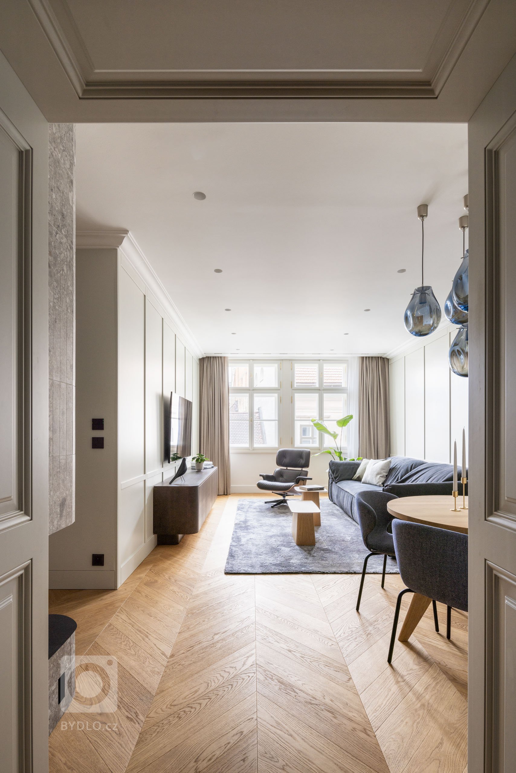 Byt v centru Bratislavy prošel náročnou rekonstrukcí tak, aby vyhověl potřebám pětičlenní rodiny. Výsledná podoba kombinuje historizující prvky s moderním…