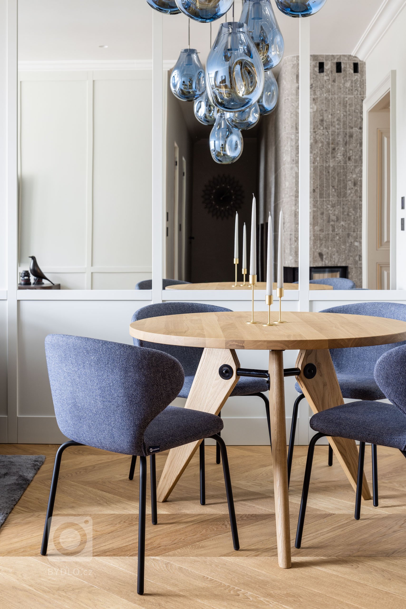 Byt v centru Bratislavy prošel náročnou rekonstrukcí tak, aby vyhověl potřebám pětičlenní rodiny. Výsledná podoba kombinuje historizující prvky s moderním…