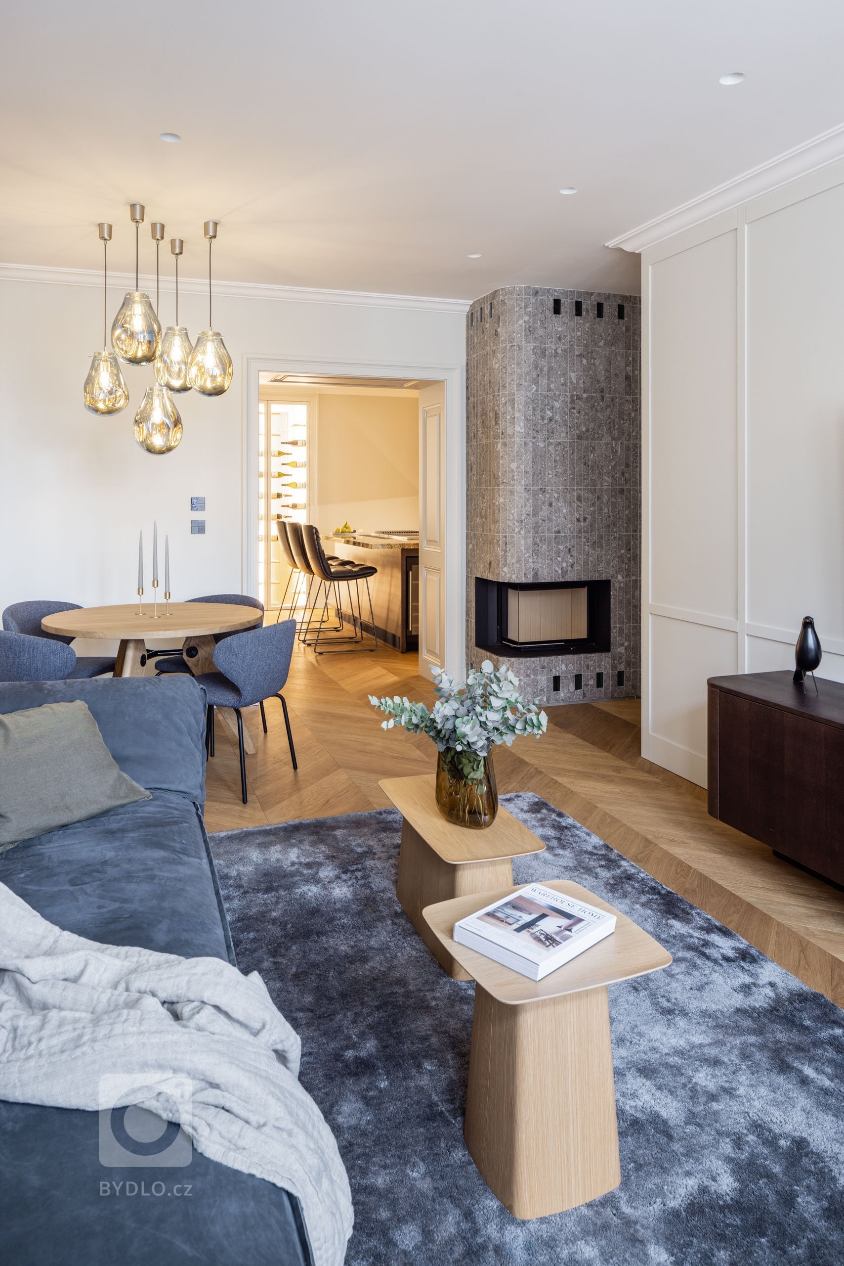 Byt v centru Bratislavy prošel náročnou rekonstrukcí tak, aby vyhověl potřebám pětičlenní rodiny. Výsledná podoba kombinuje historizující prvky s moderním…