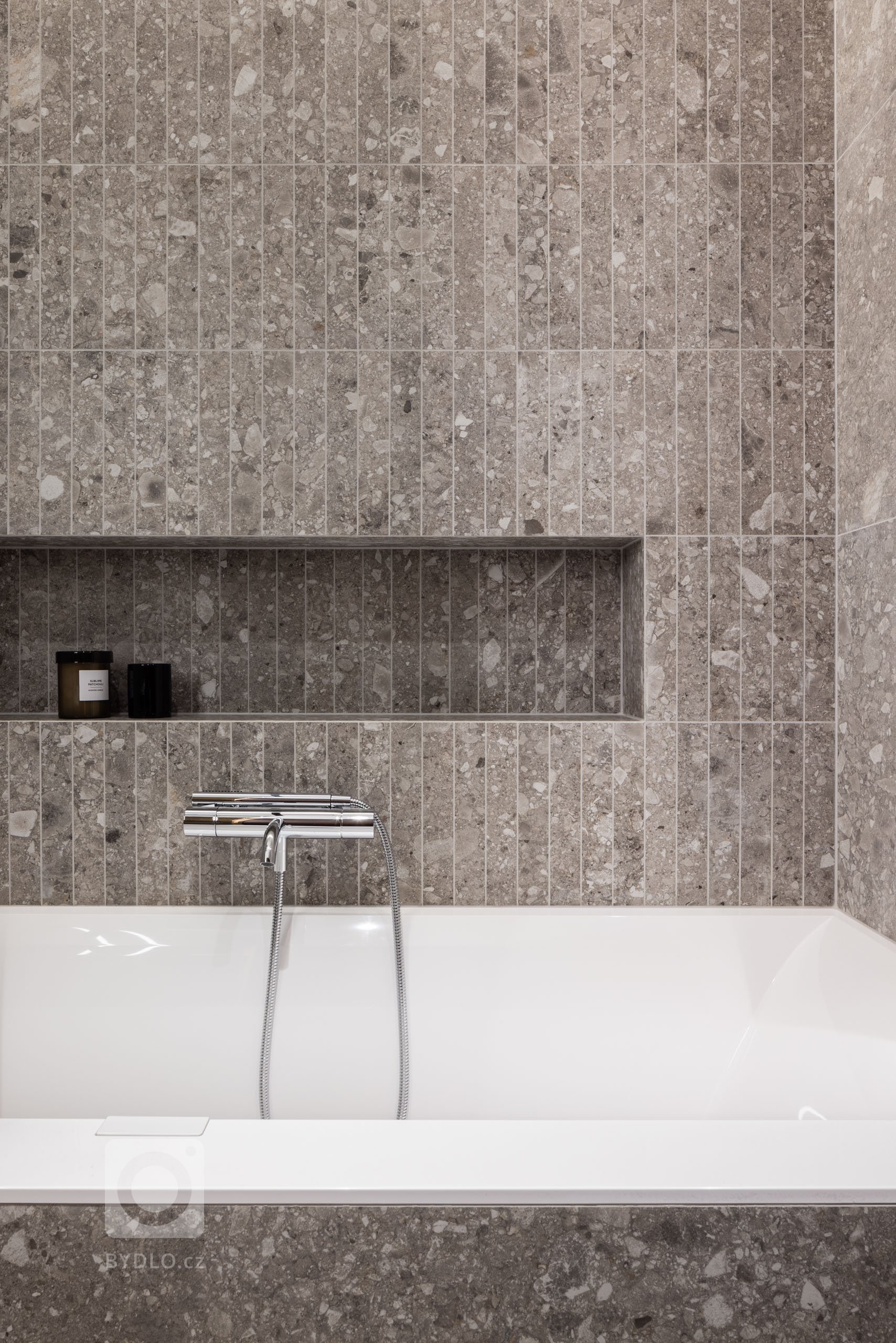 Byt v centru Bratislavy prošel náročnou rekonstrukcí tak, aby vyhověl potřebám pětičlenní rodiny. Výsledná podoba kombinuje historizující prvky s moderním…