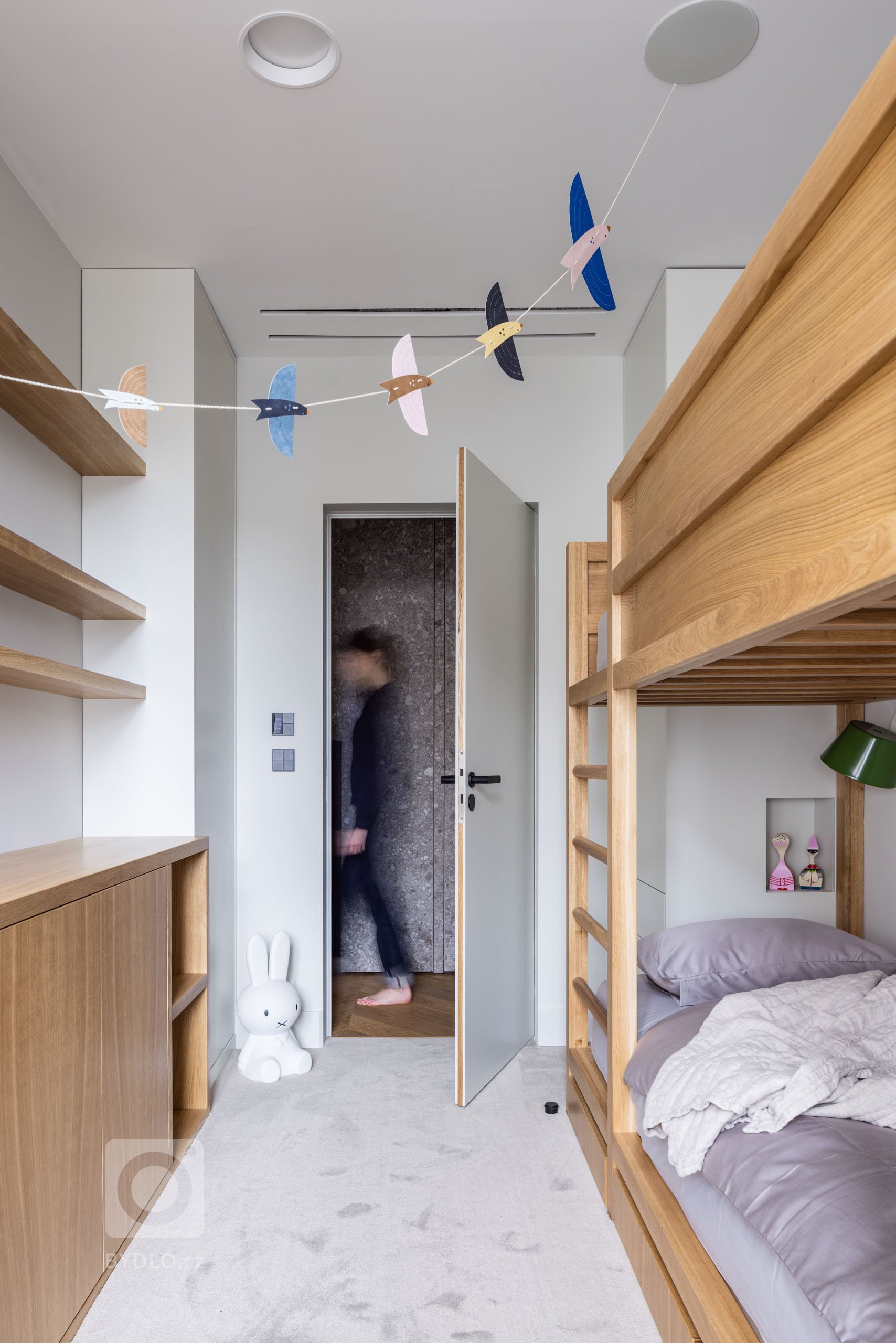 Byt v centru Bratislavy prošel náročnou rekonstrukcí tak, aby vyhověl potřebám pětičlenní rodiny. Výsledná podoba kombinuje historizující prvky s moderním…