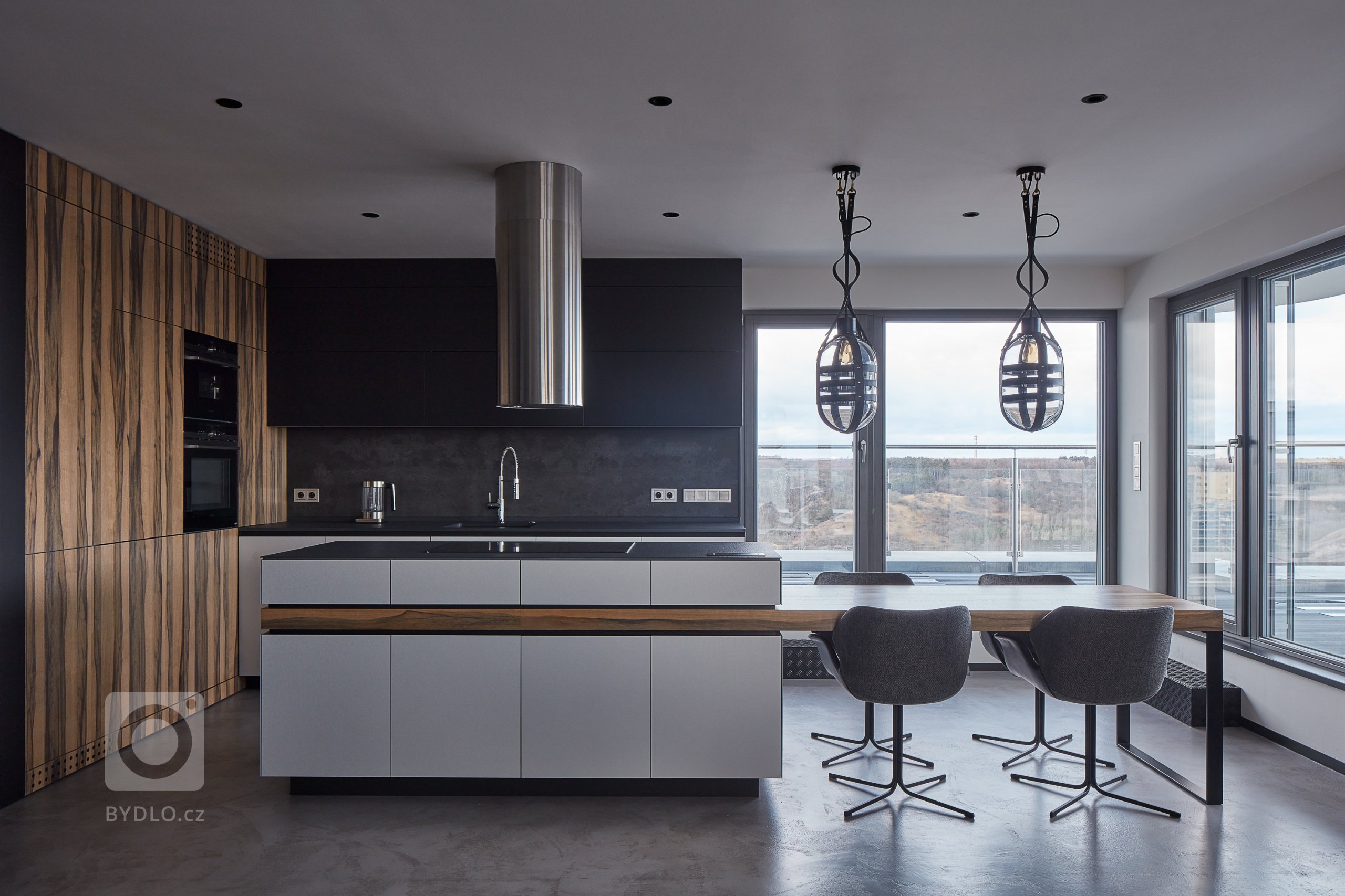 Tento byt dokonale odráží svého majitele. Odvážný a extravagantní, tak by se dal ve stručnosti shrnout tento rezidenční projekt pro milovníka techna. Klient je…