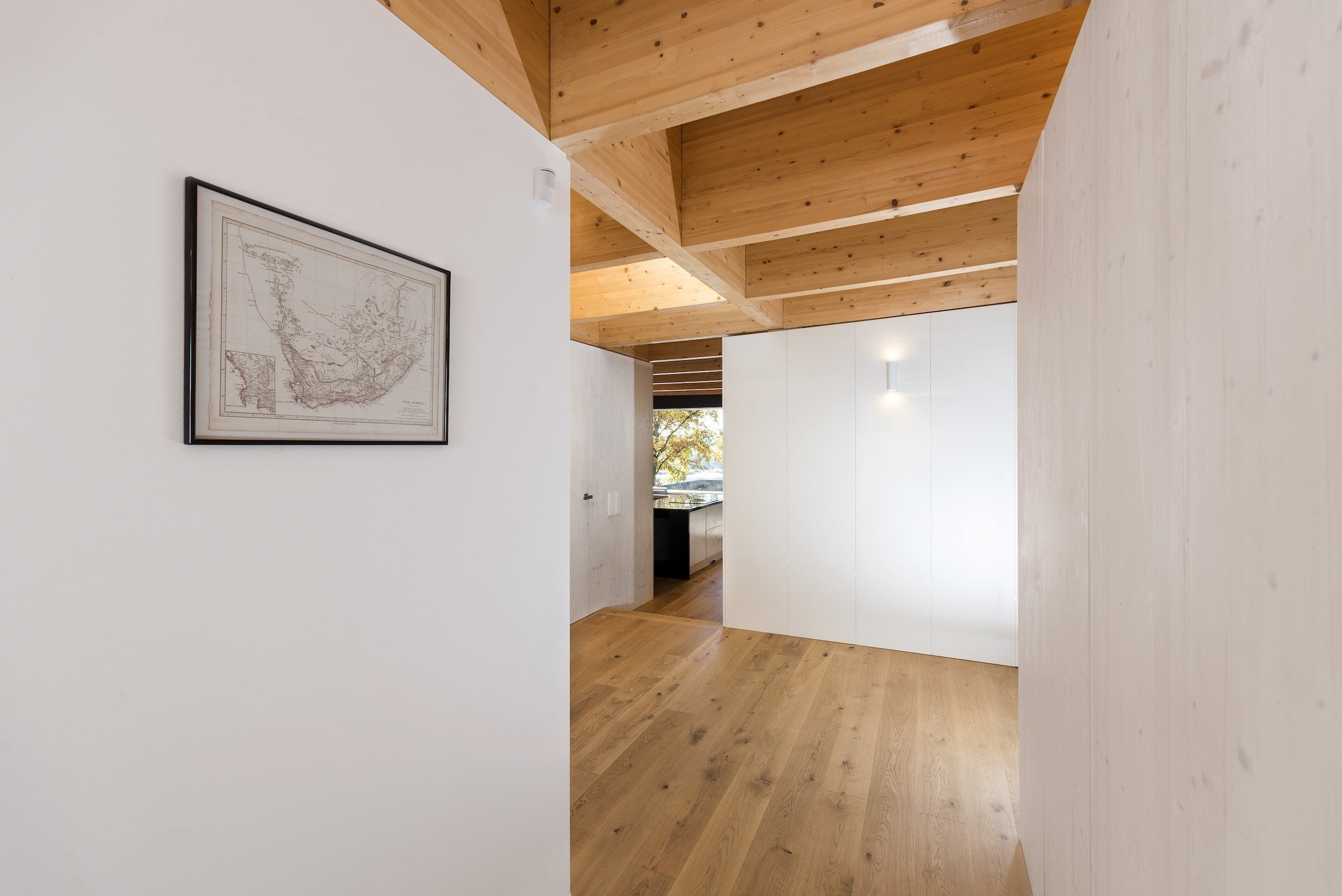 Dům na břehu jezera připomíná loď