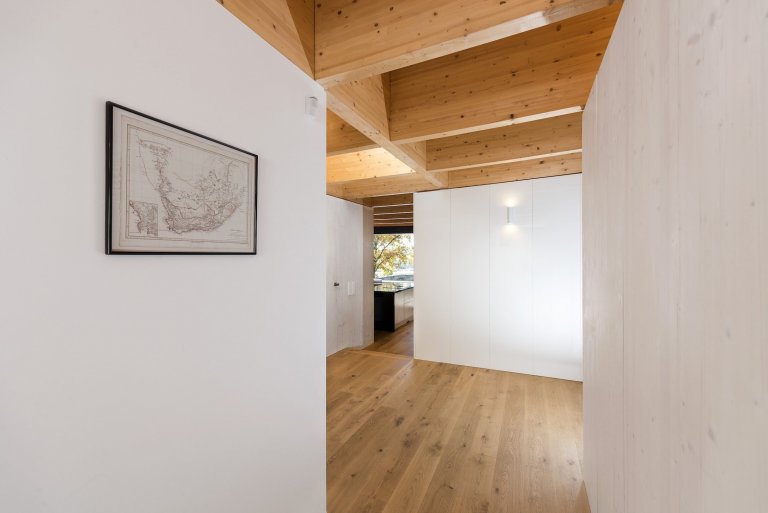 Dům na břehu jezera připomíná loď