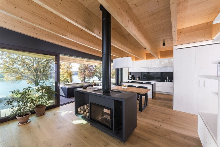 Dům na břehu jezera připomíná loď