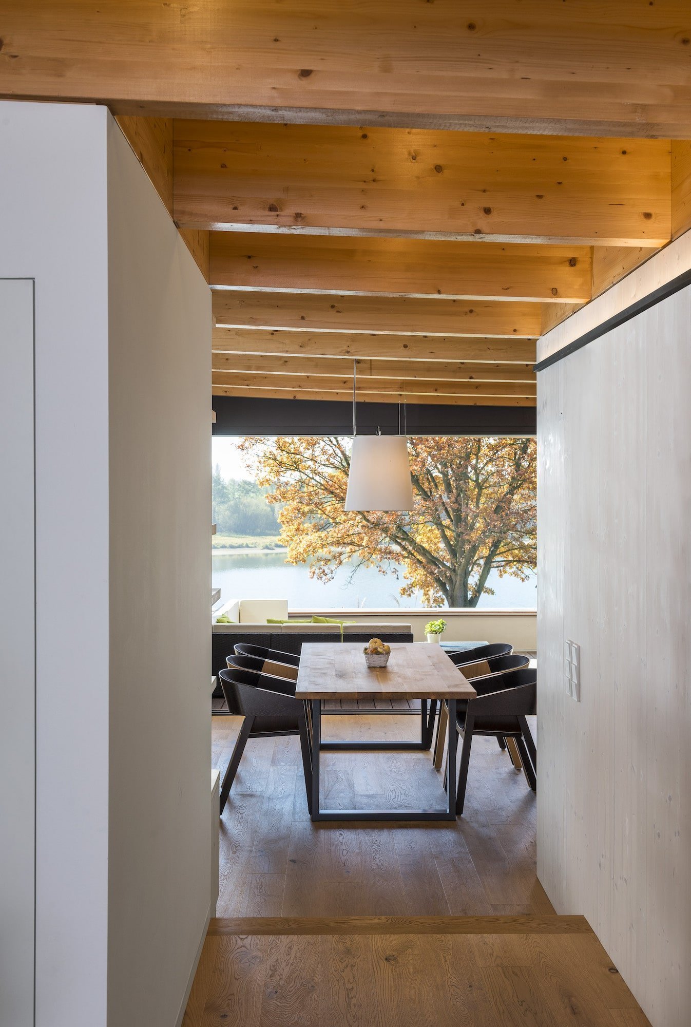 Dům na břehu jezera připomíná loď