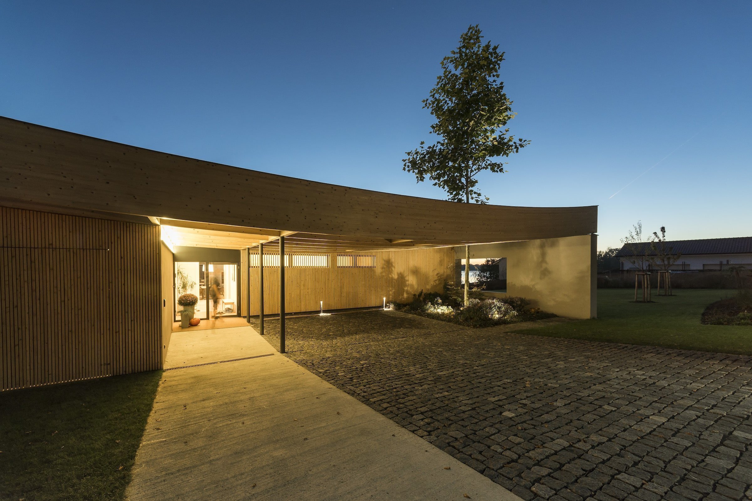 Dům na břehu jezera připomíná loď