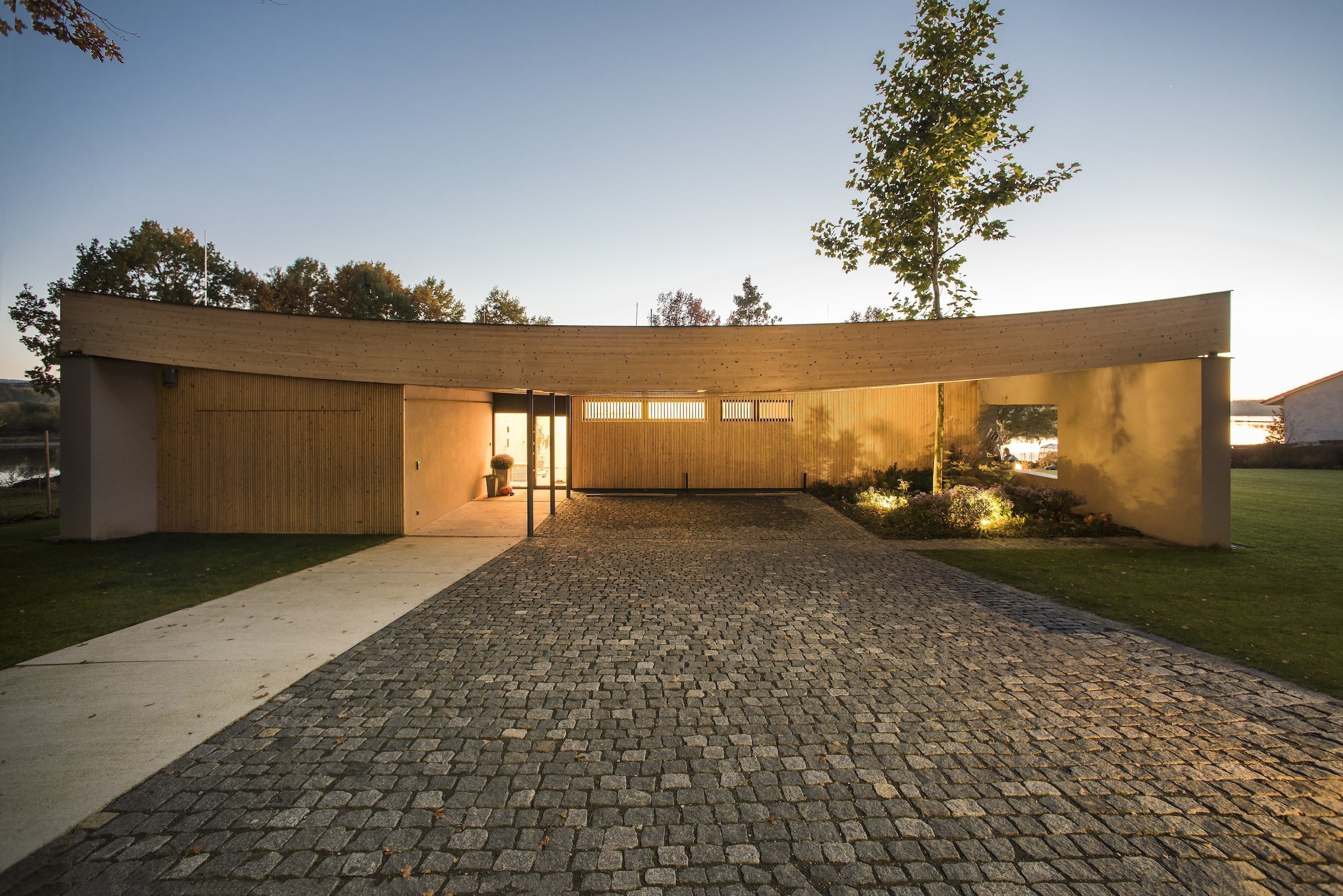 Dům na břehu jezera připomíná loď