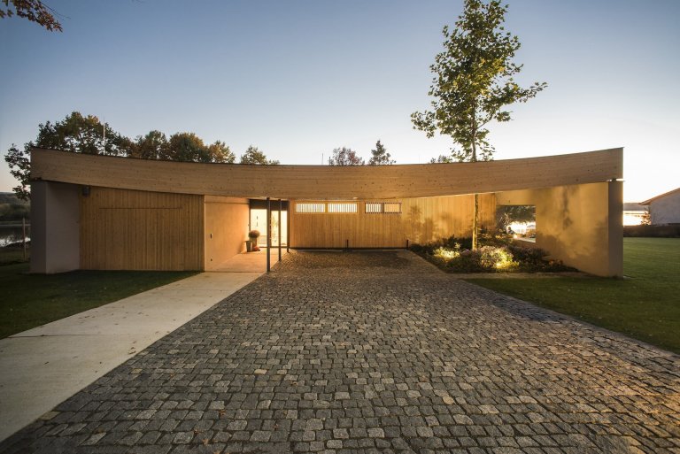 Dům na břehu jezera připomíná loď