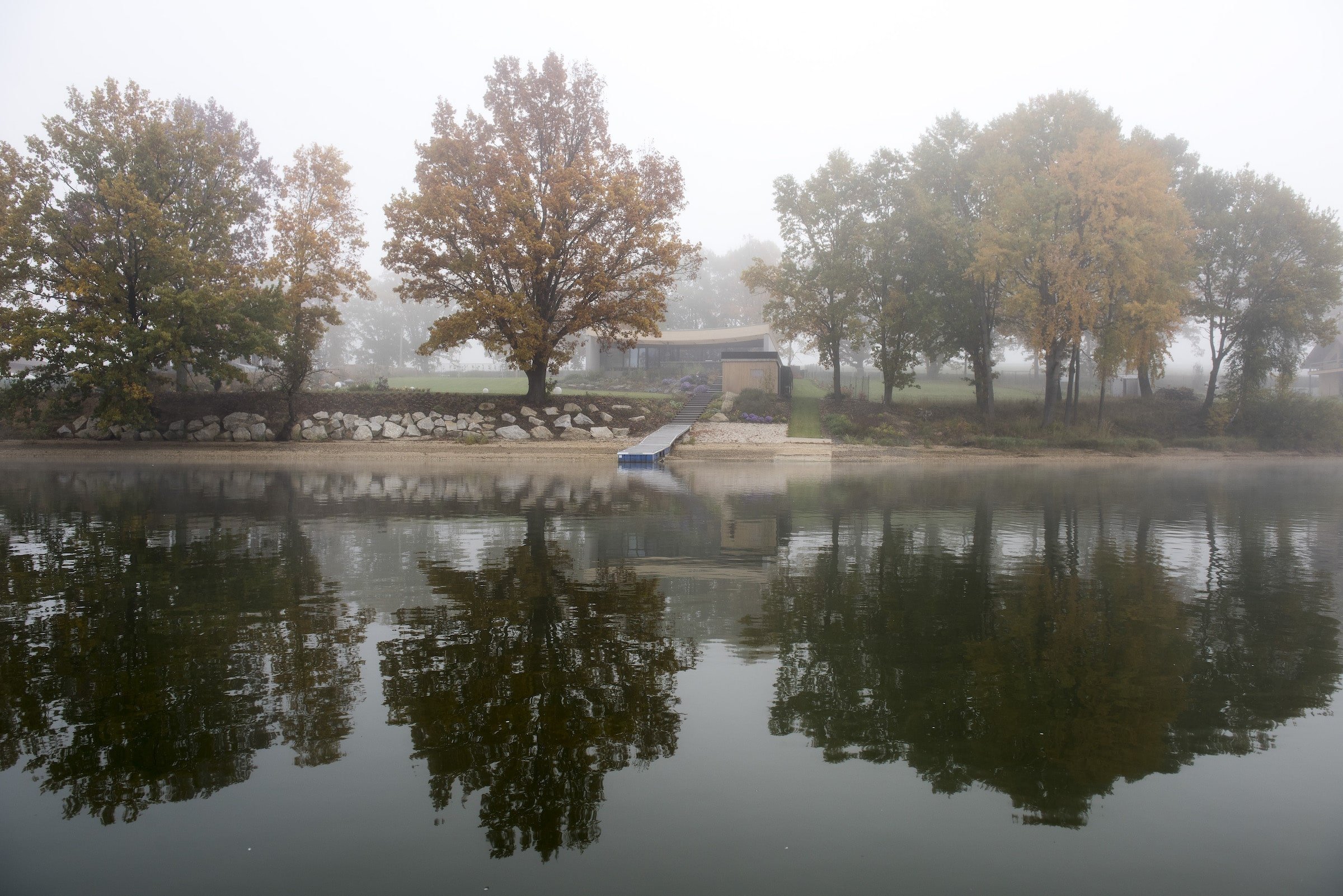 Dům na břehu jezera připomíná loď