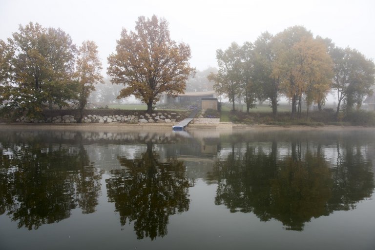 Dům na břehu jezera připomíná loď