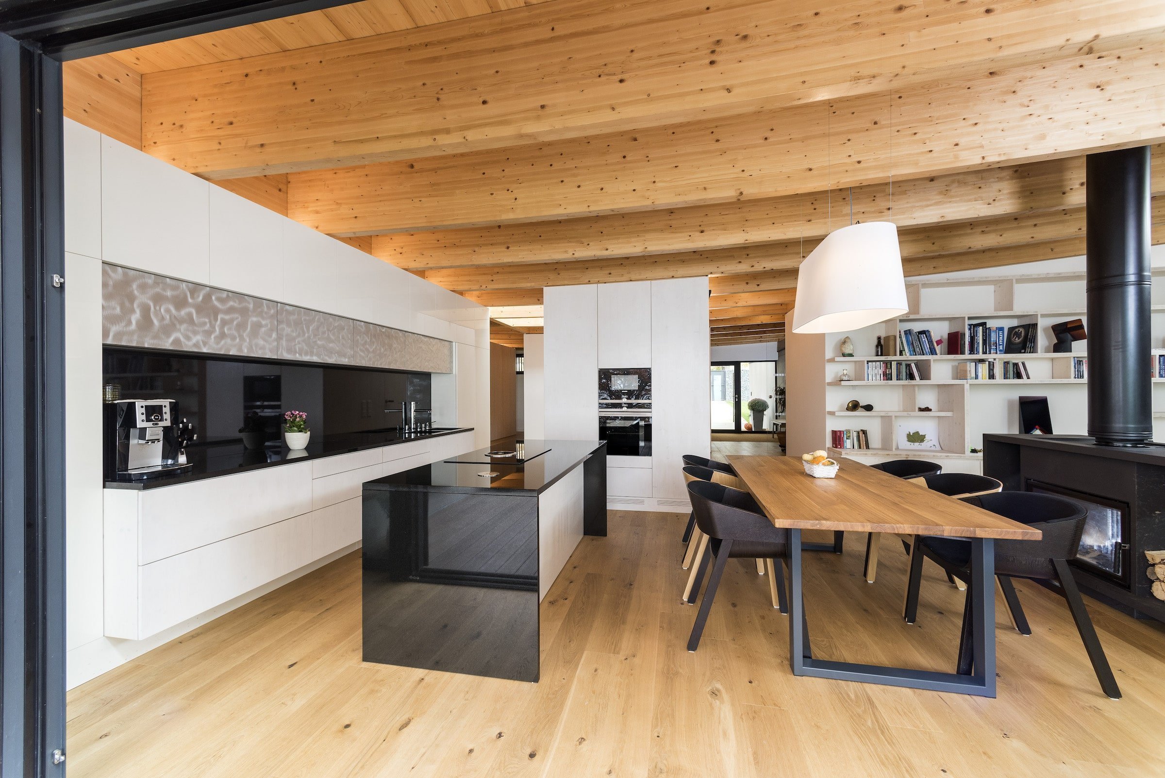 Dům na břehu jezera připomíná loď