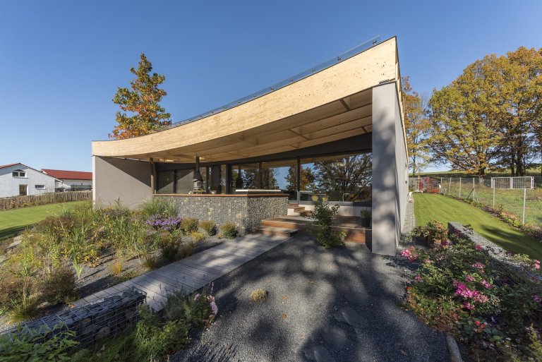 Dům na břehu jezera připomíná loď