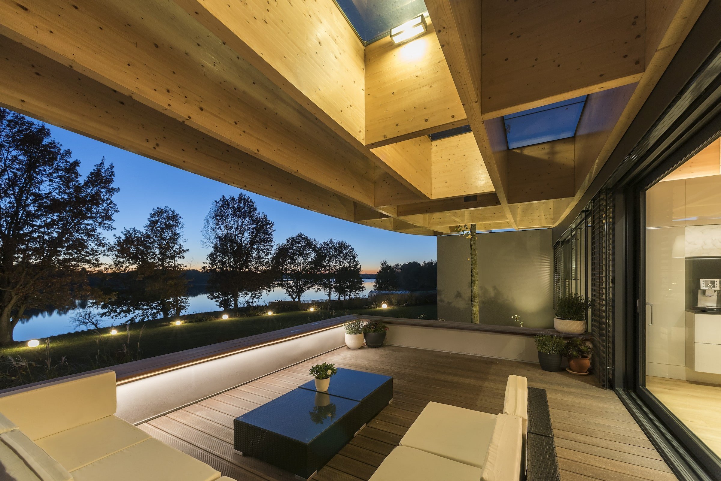 Dům na břehu jezera připomíná loď