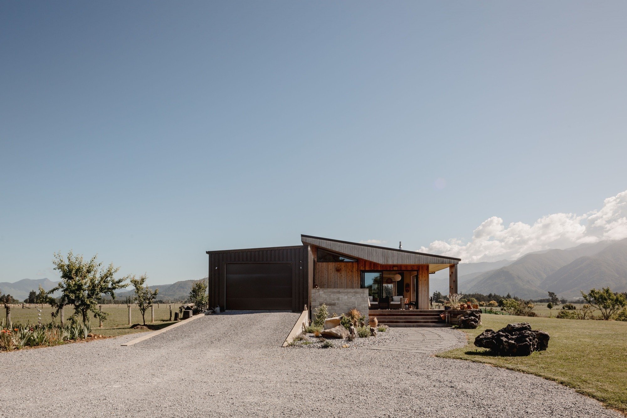 Dům z „kontejneru“ ovinutý verandami