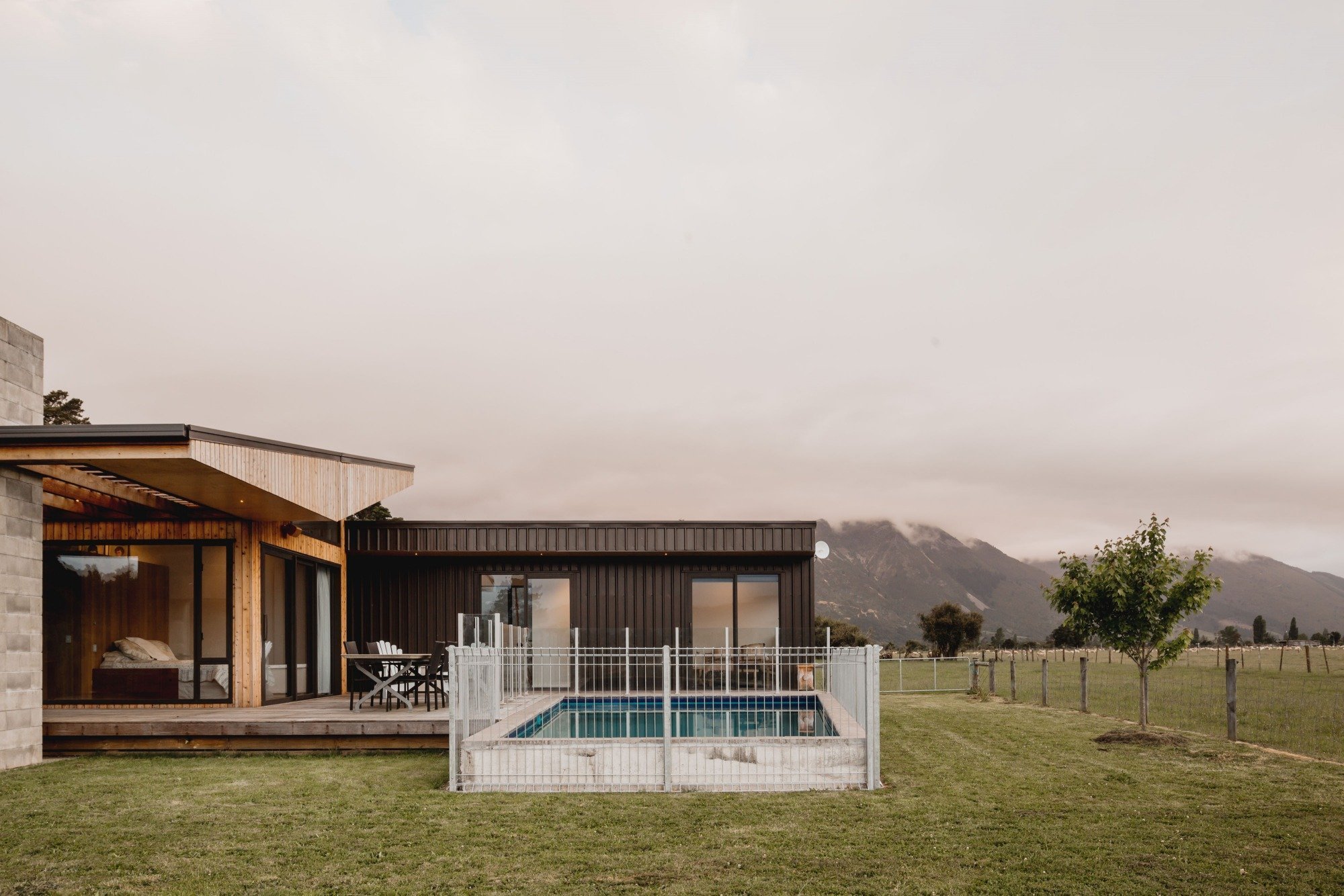 Dům z „kontejneru“ ovinutý verandami