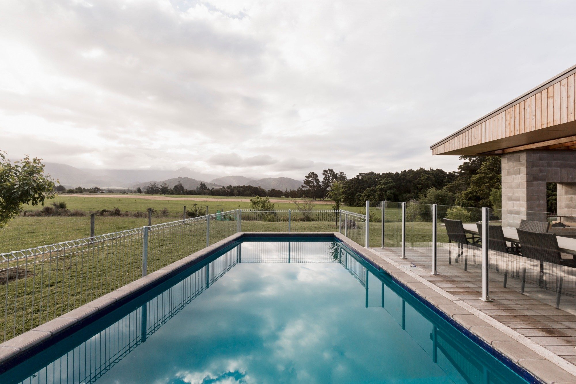 Dům z „kontejneru“ ovinutý verandami