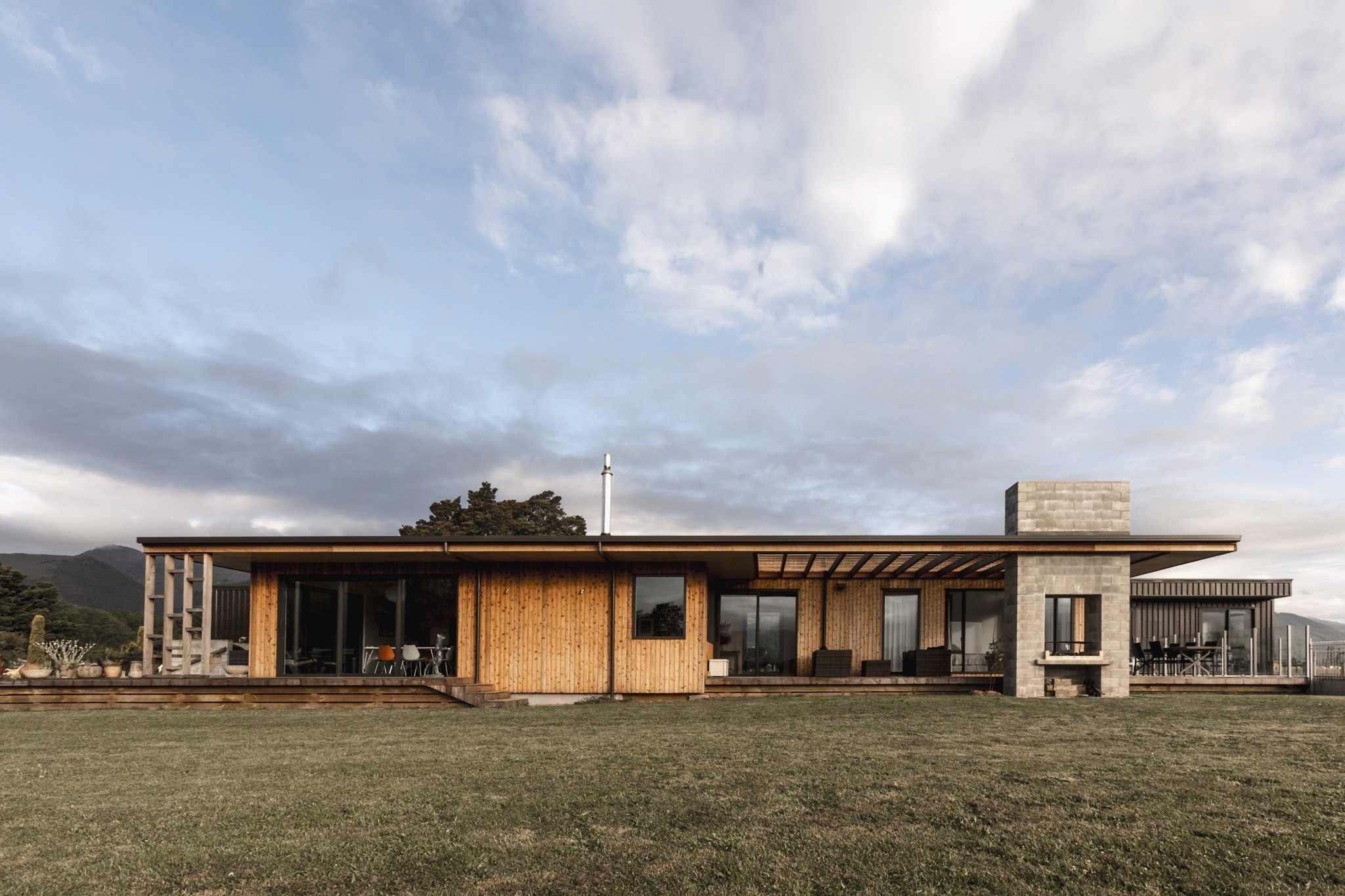 Dům z „kontejneru“ ovinutý verandami