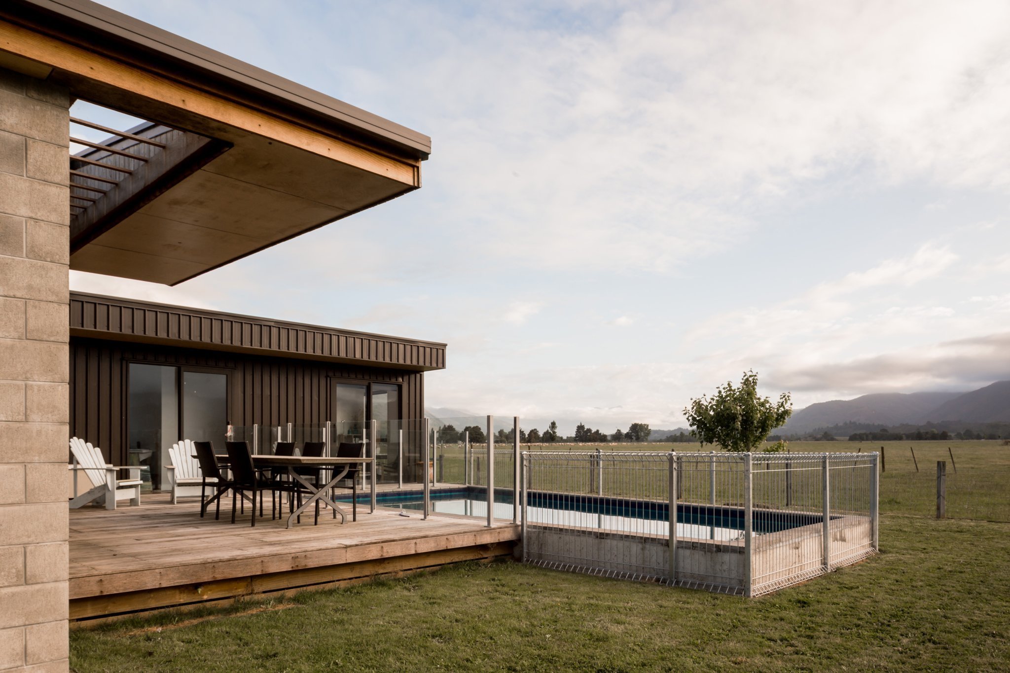 Dům z „kontejneru“ ovinutý verandami