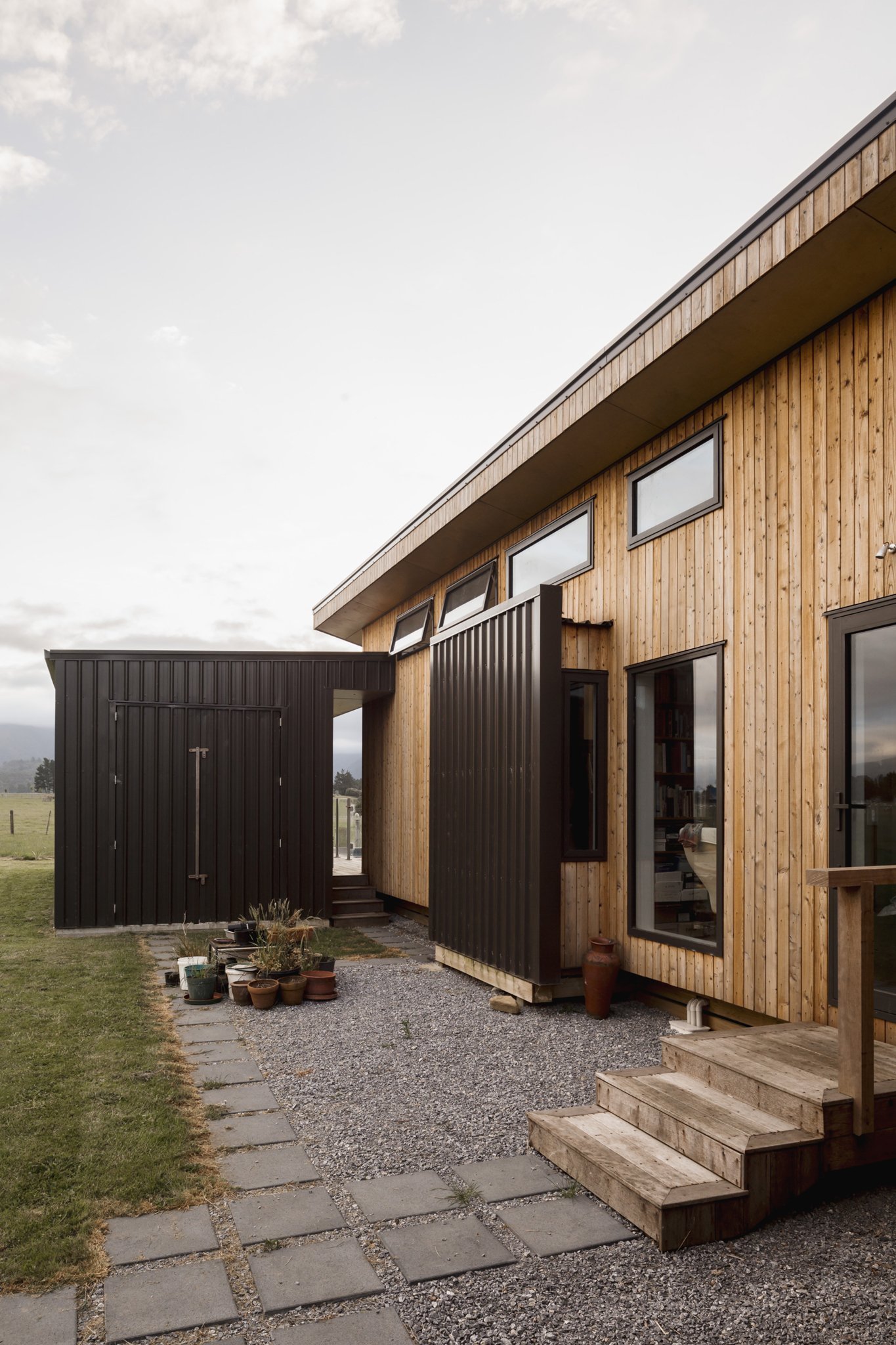 Dům z „kontejneru“ ovinutý verandami