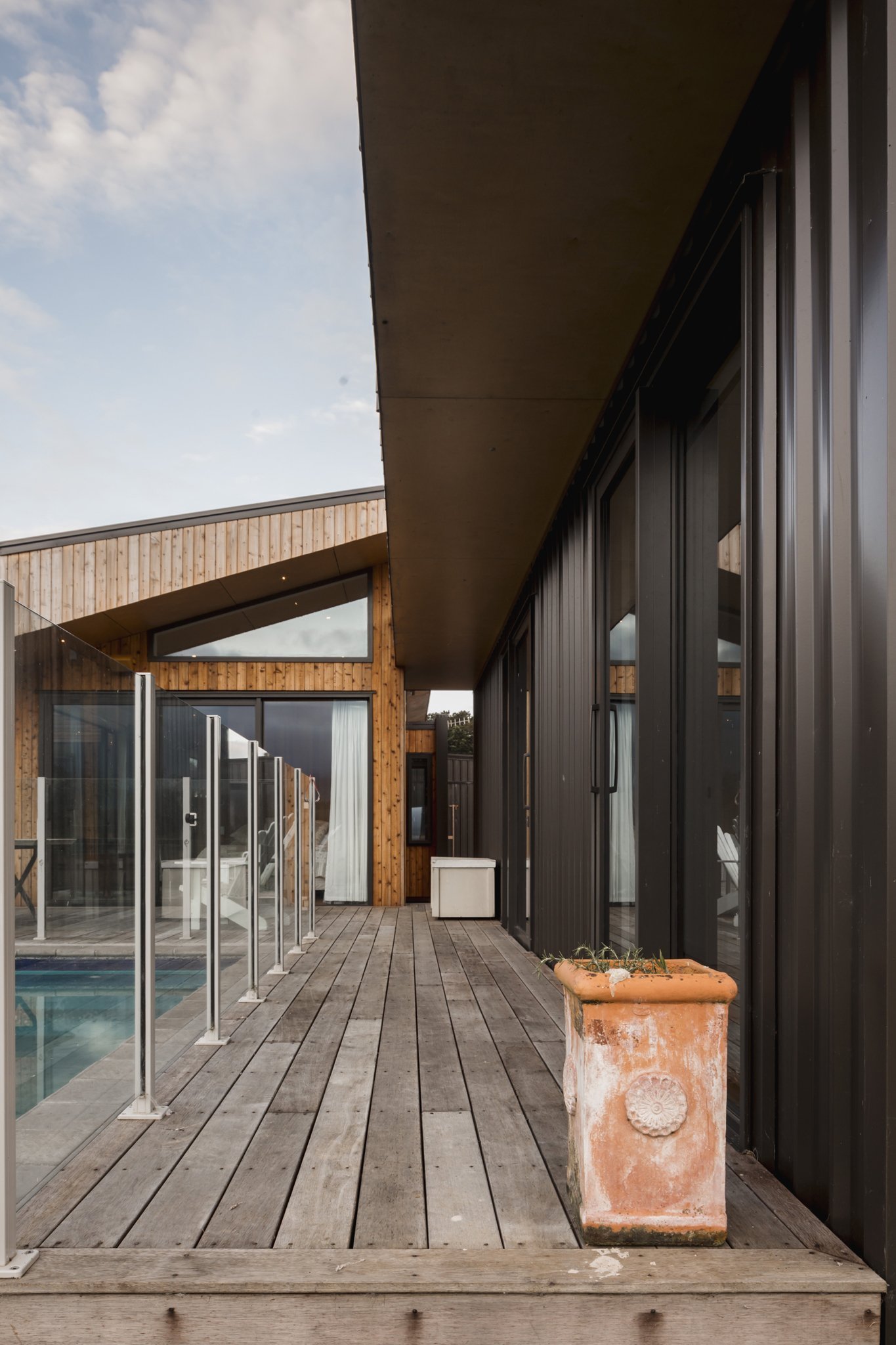 Dům z „kontejneru“ ovinutý verandami