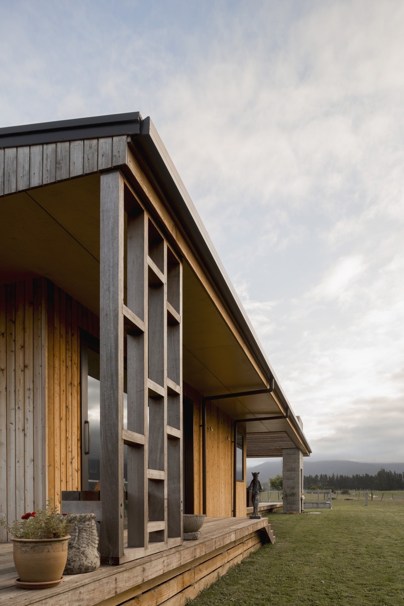 Dům z „kontejneru“ ovinutý verandami