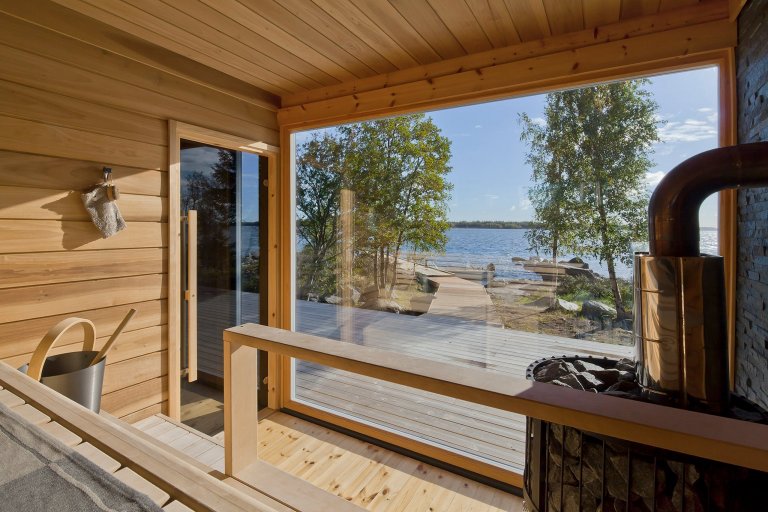 Finská sauna u jezera