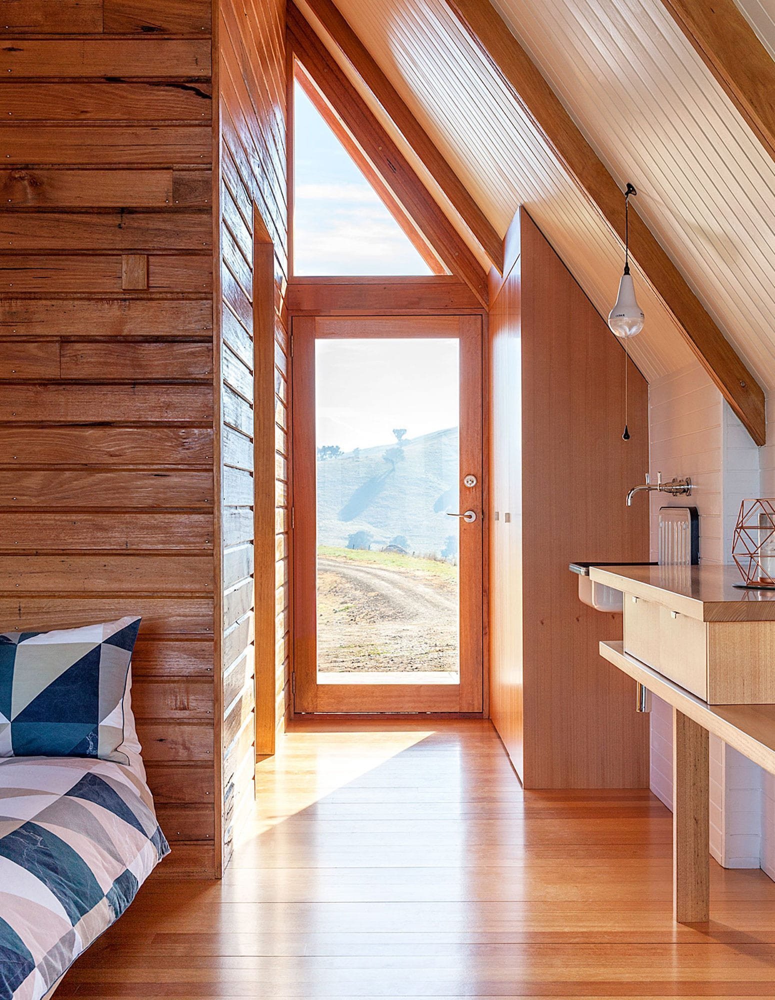 Osamocená chata na vrcholu připomíná stan