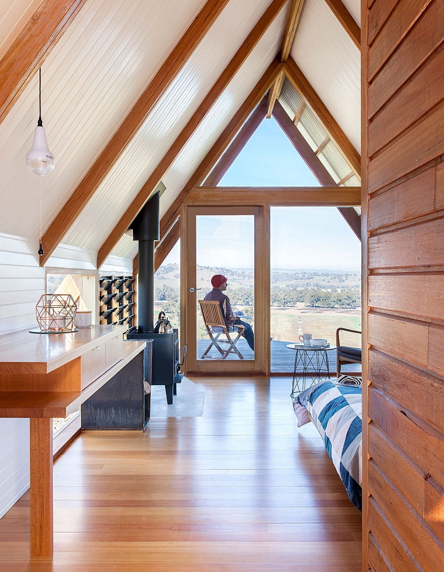 Osamocená chata na vrcholu připomíná stan