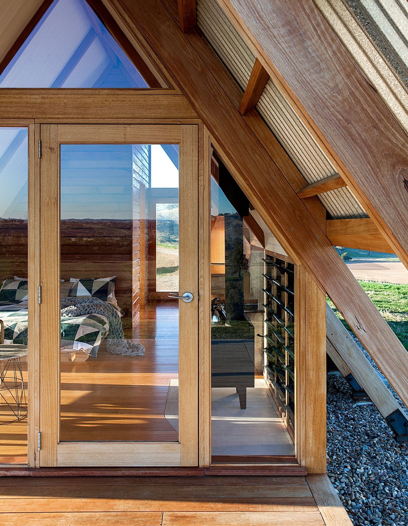 Osamocená chata na vrcholu připomíná stan