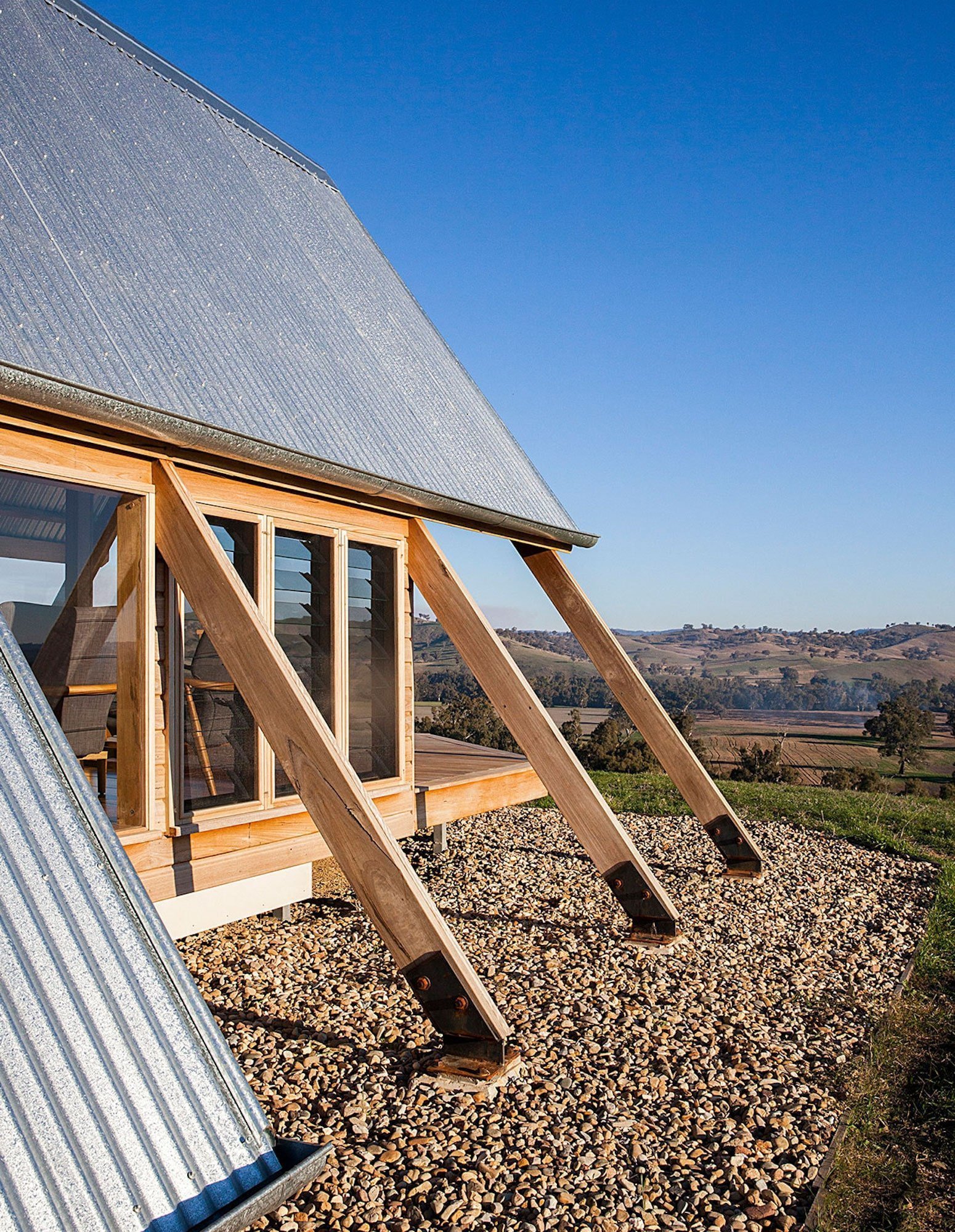 Osamocená chata na vrcholu připomíná stan