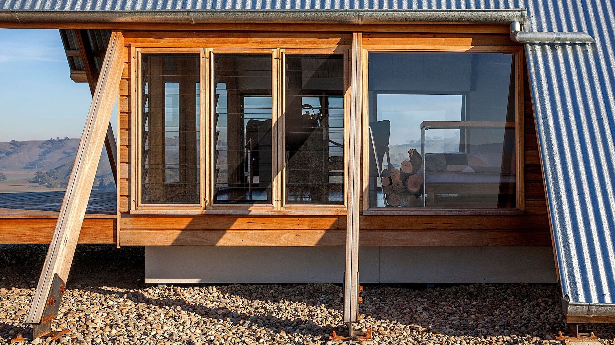 Osamocená chata na vrcholu připomíná stan