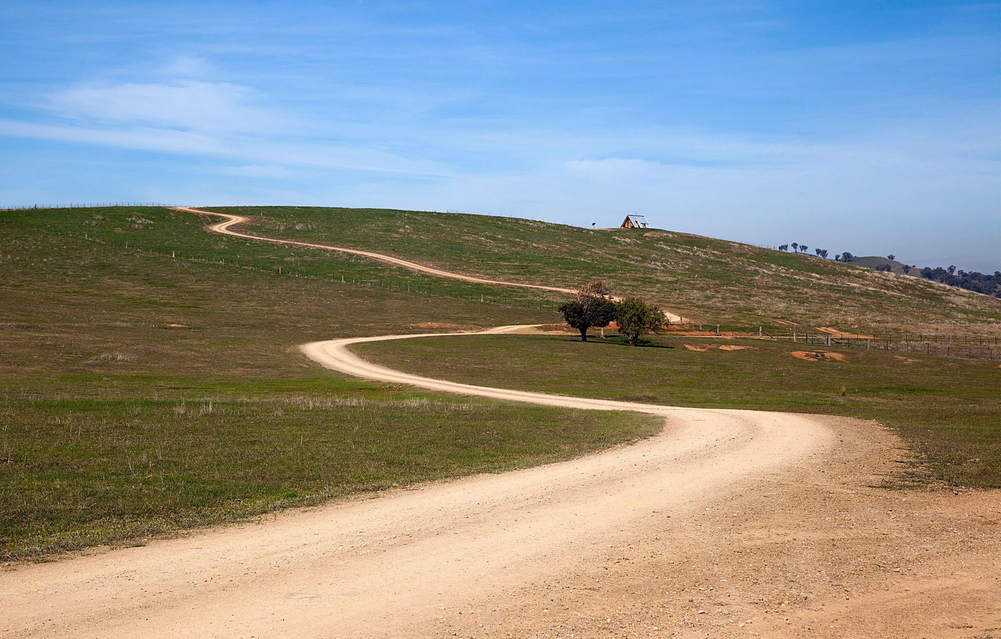 Osamocená chata na vrcholu připomíná stan
