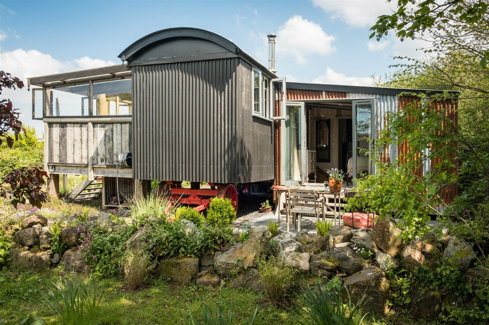 Přestavěná maringotka s verandou i terasou