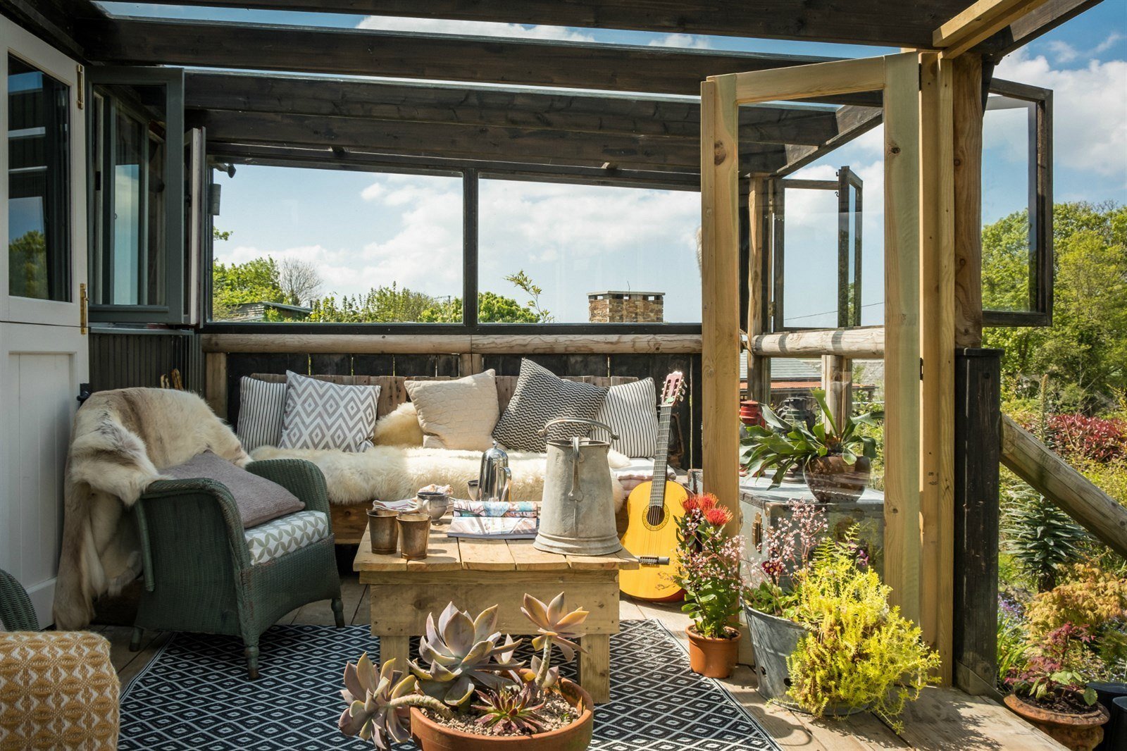 Přestavěná maringotka s verandou i terasou