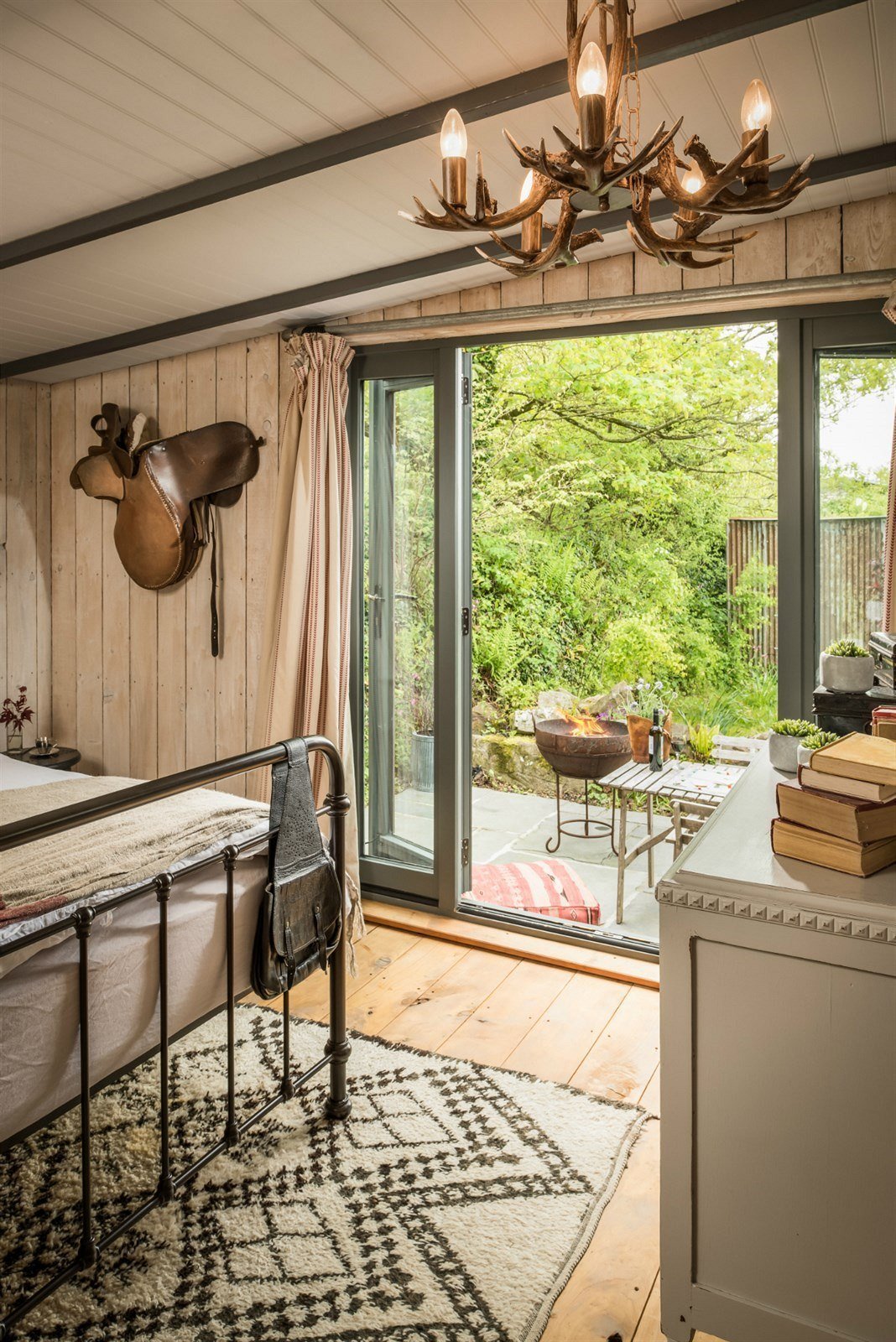 Přestavěná maringotka s verandou i terasou