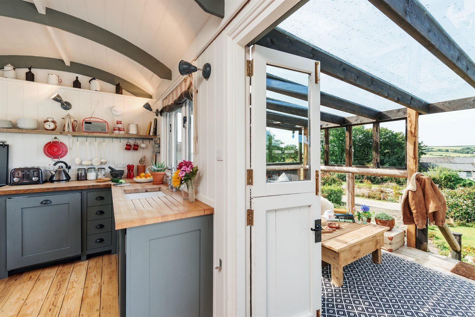 Přestavěná maringotka s verandou i terasou