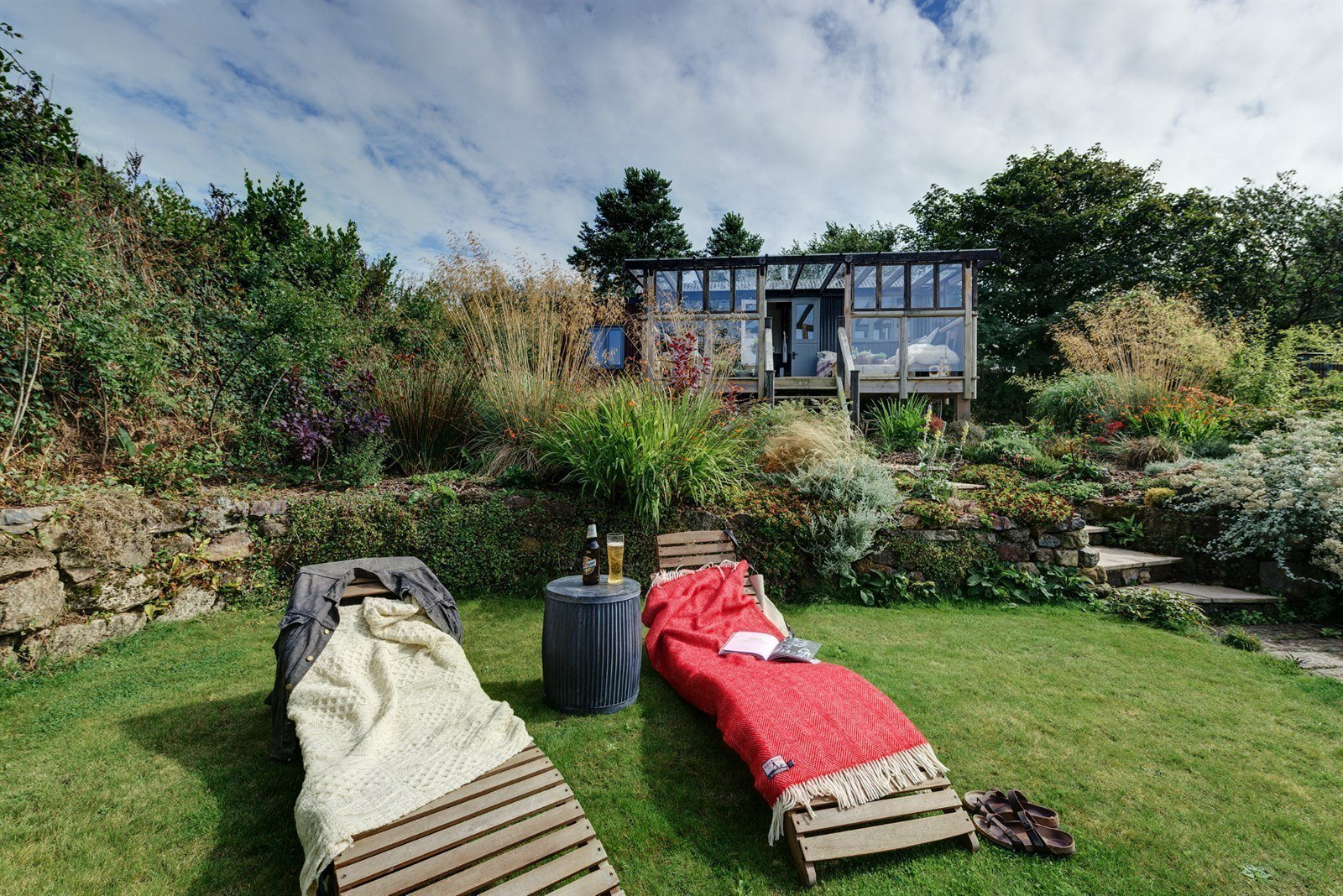 Přestavěná maringotka s verandou i terasou