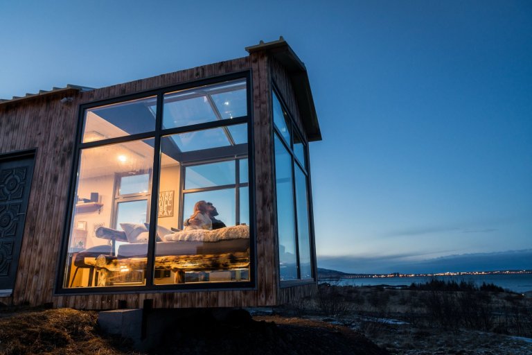 Prosklená chata na Islandu pro milovníky polární záře