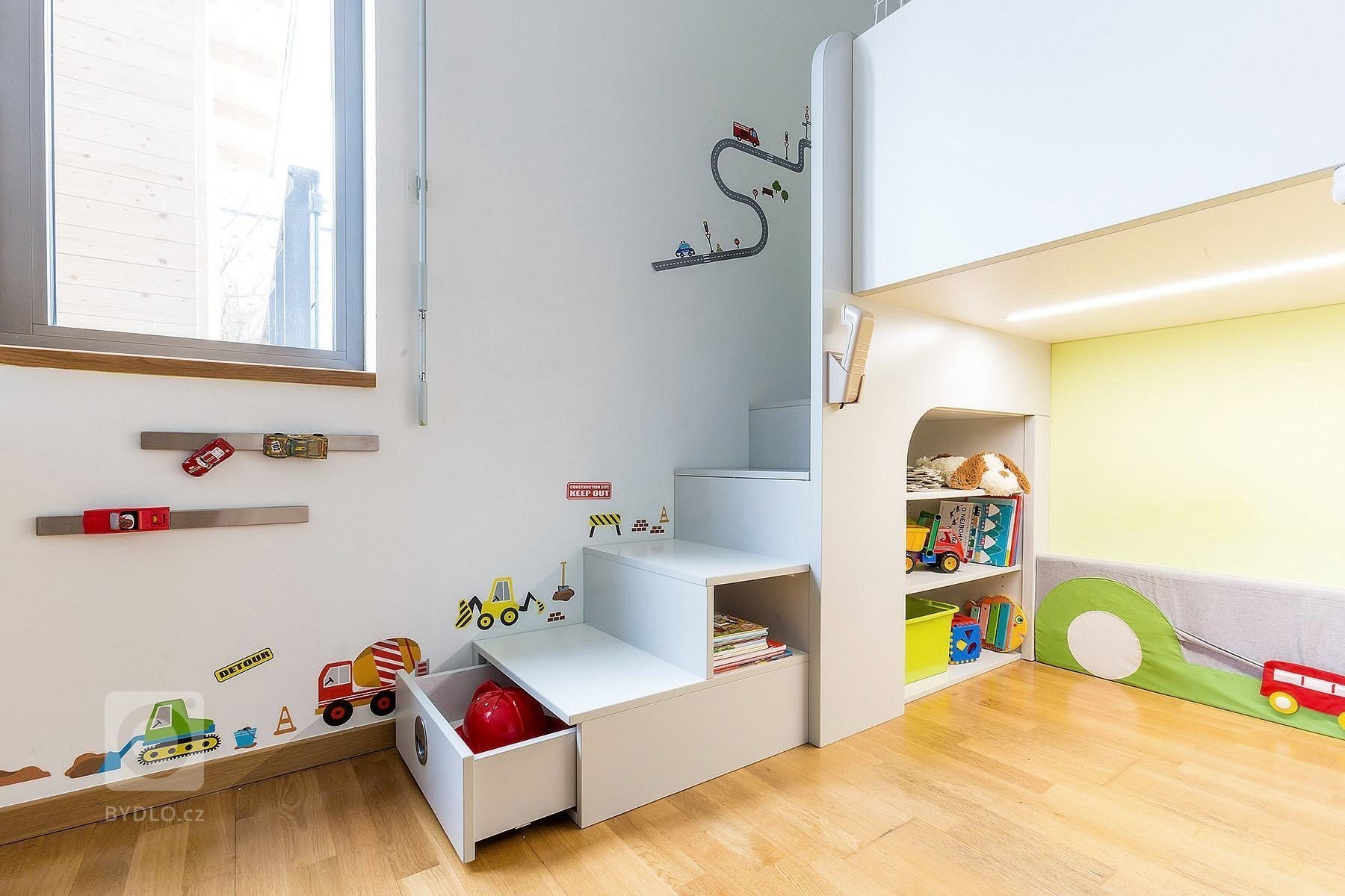 Dvouletý klučina miluje autíčka. Nový pokojík mu dodal odvahu opustit ložnici rodičů a spát ve své posteli:)

Zamiloval si bunkr pod postelí s volantem,…