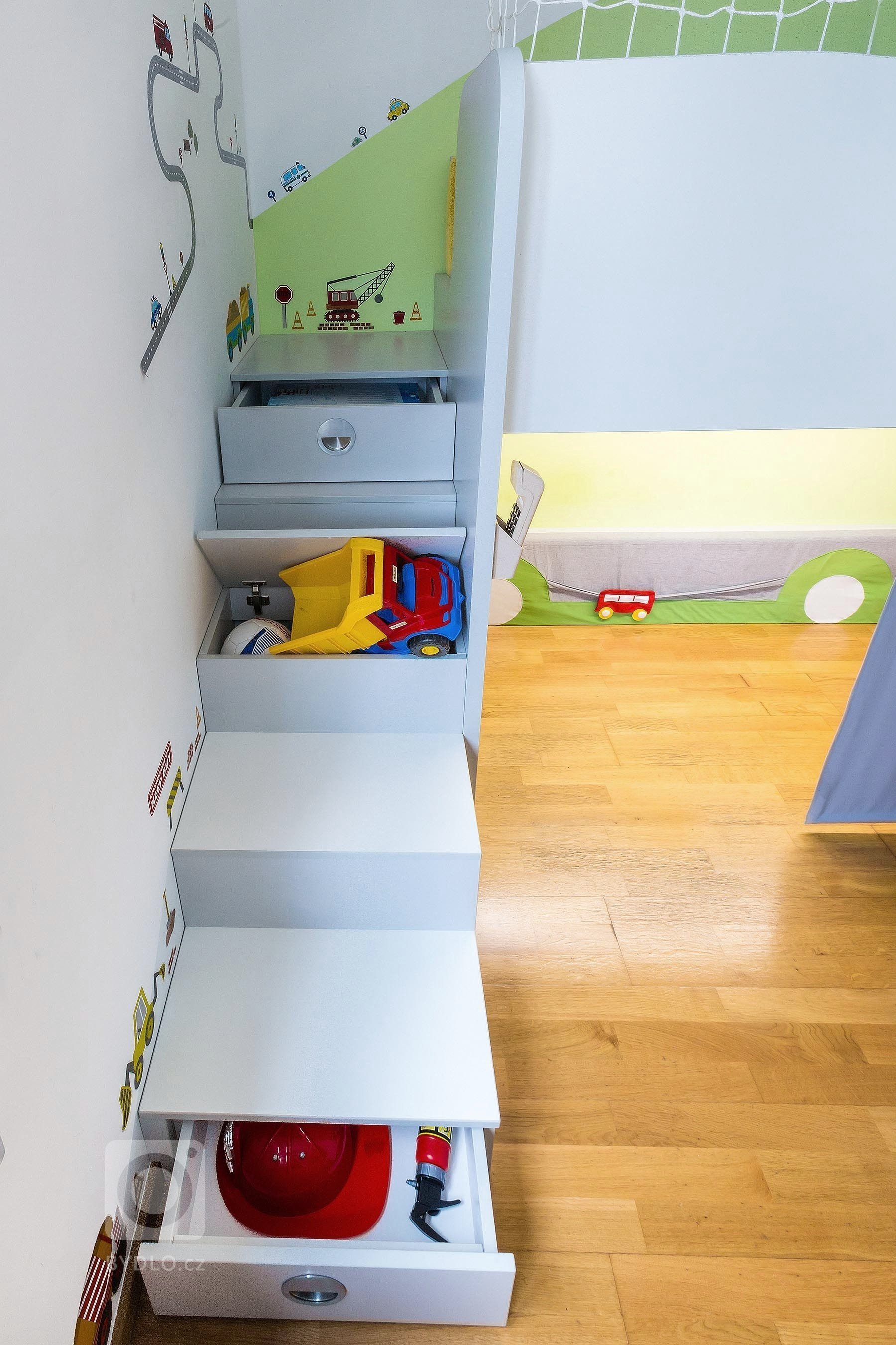 Dvouletý klučina miluje autíčka. Nový pokojík mu dodal odvahu opustit ložnici rodičů a spát ve své posteli:)

Zamiloval si bunkr pod postelí s volantem,…