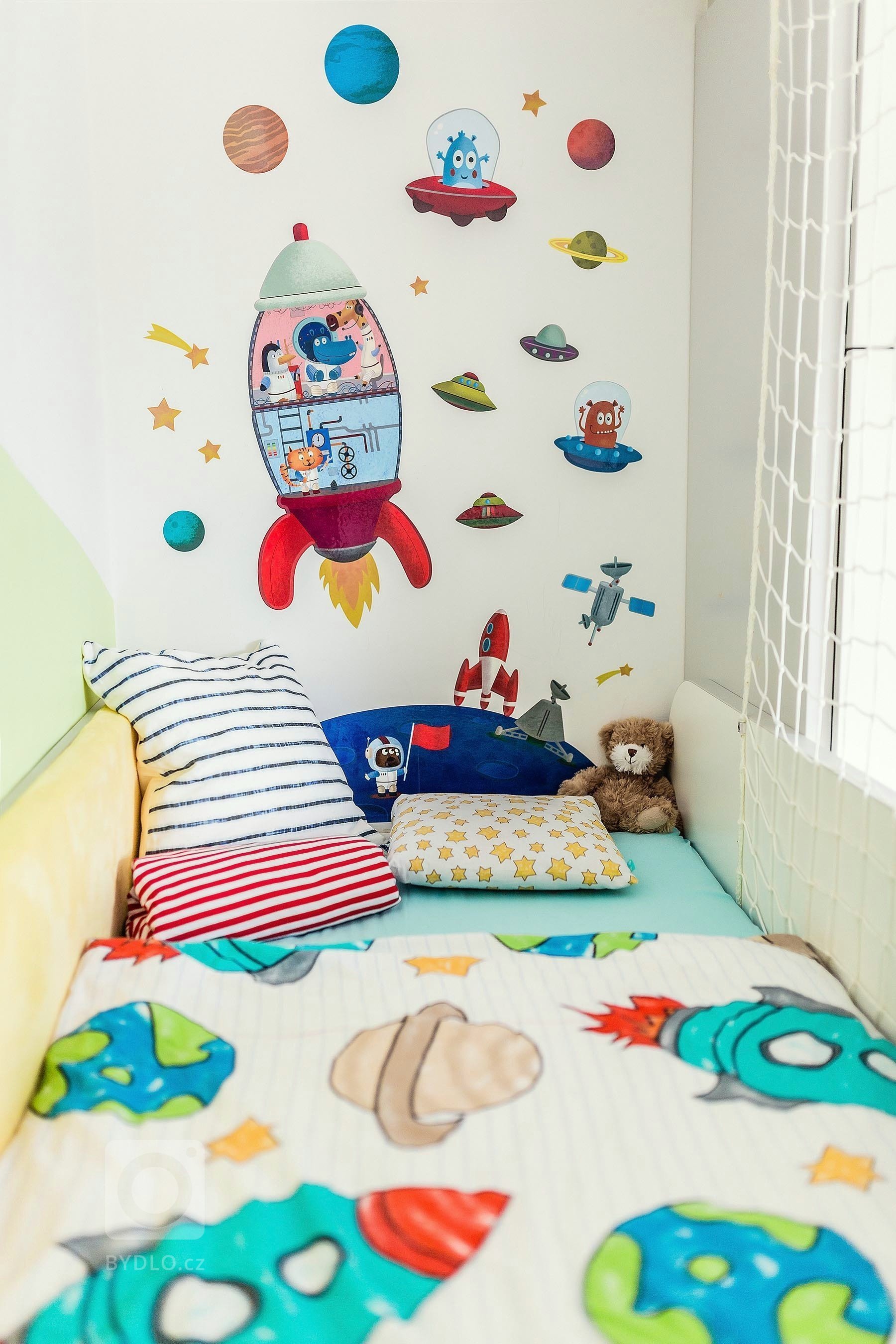 Dvouletý klučina miluje autíčka. Nový pokojík mu dodal odvahu opustit ložnici rodičů a spát ve své posteli:)

Zamiloval si bunkr pod postelí s volantem,…