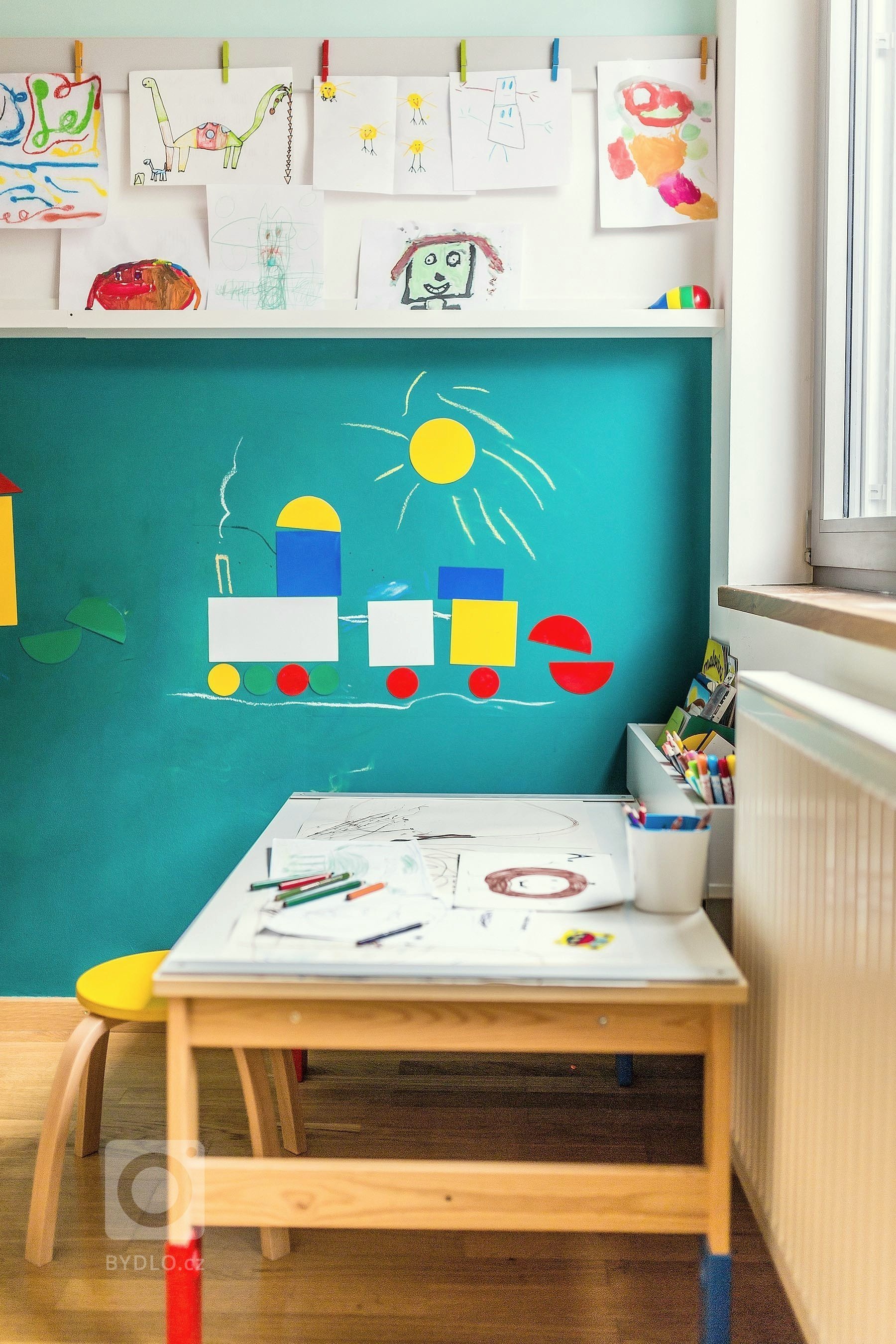 Dvouletý klučina miluje autíčka. Nový pokojík mu dodal odvahu opustit ložnici rodičů a spát ve své posteli:)

Zamiloval si bunkr pod postelí s volantem,…