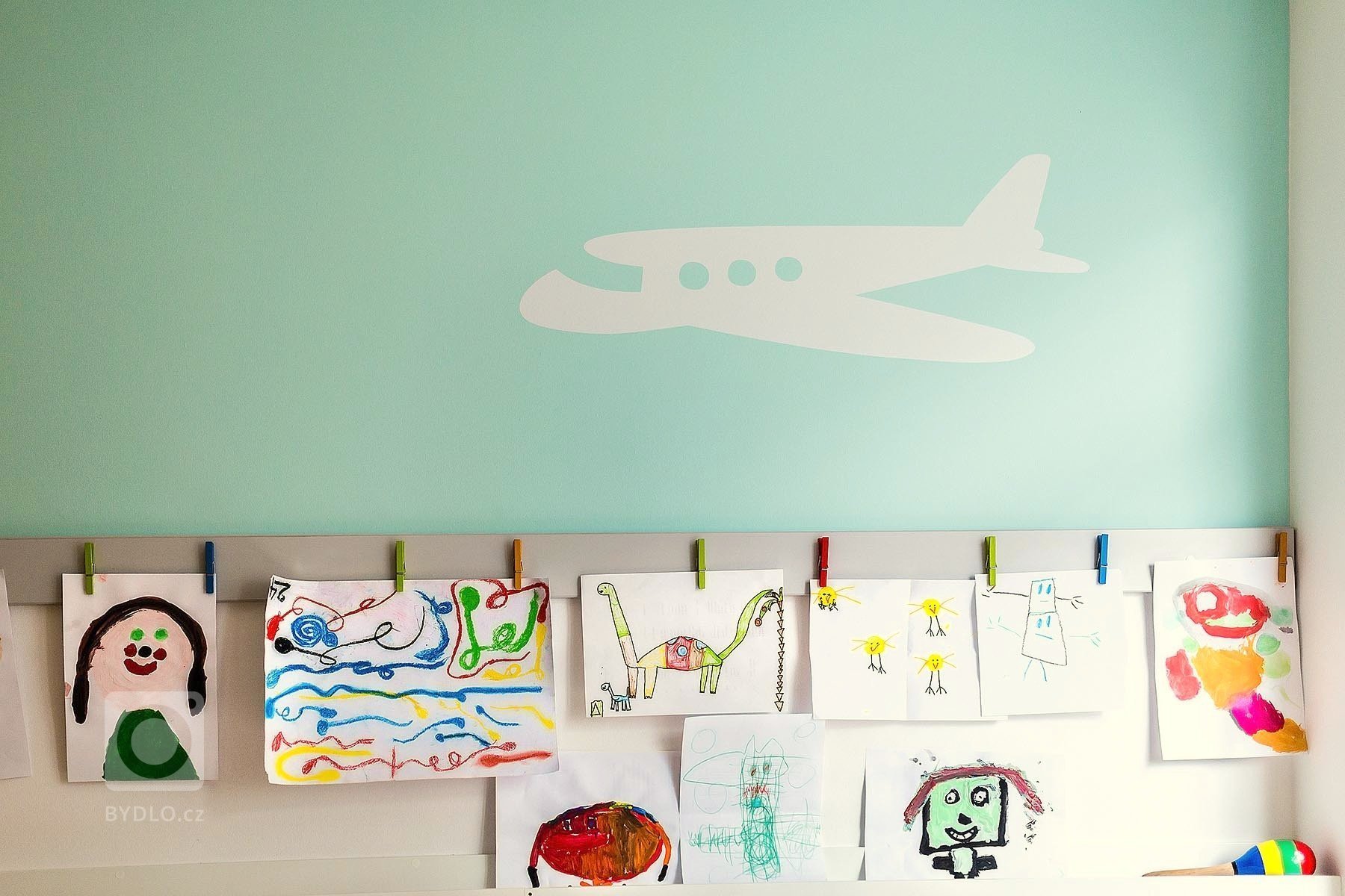 Dvouletý klučina miluje autíčka. Nový pokojík mu dodal odvahu opustit ložnici rodičů a spát ve své posteli:)

Zamiloval si bunkr pod postelí s volantem,…