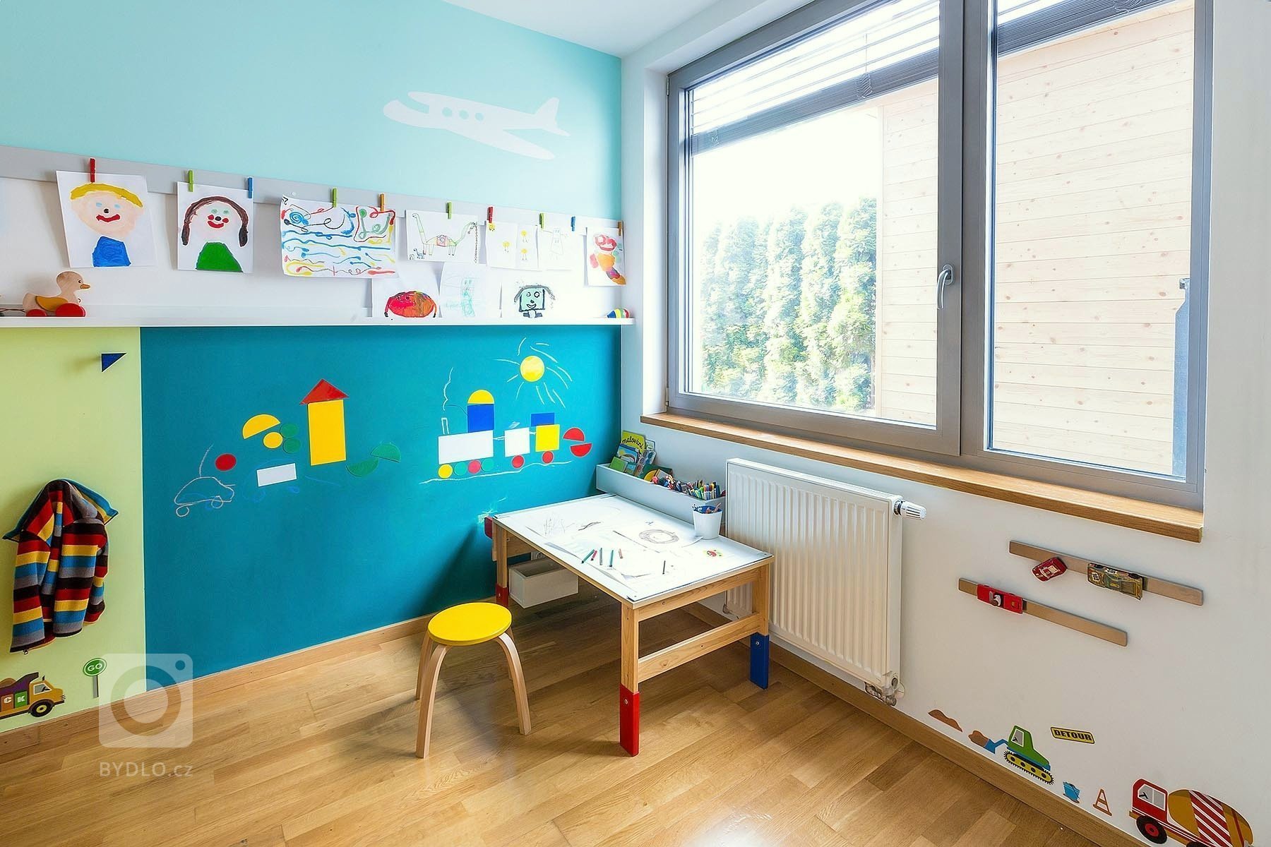 Dvouletý klučina miluje autíčka. Nový pokojík mu dodal odvahu opustit ložnici rodičů a spát ve své posteli:)

Zamiloval si bunkr pod postelí s volantem,…