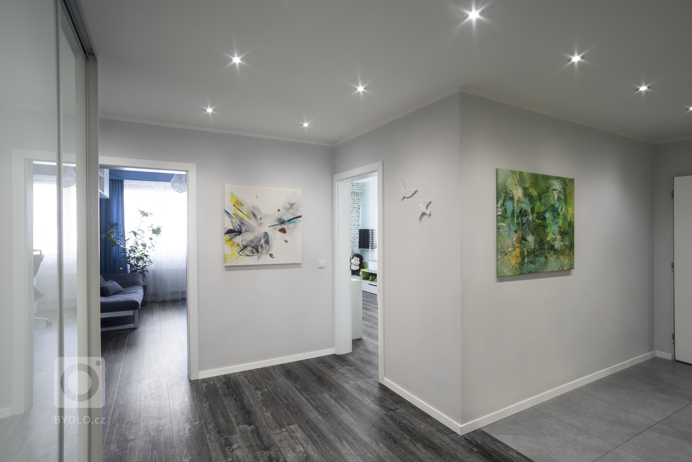 Novostavba, vzdušný byt s terasou, velikou sedačkou a projekčním plátnem pro mámu, tátu a dva malé kluky.&nbsp; &nbsp; &nbsp; &nbsp; &nbsp; &nbsp; &nbsp; &nbsp…