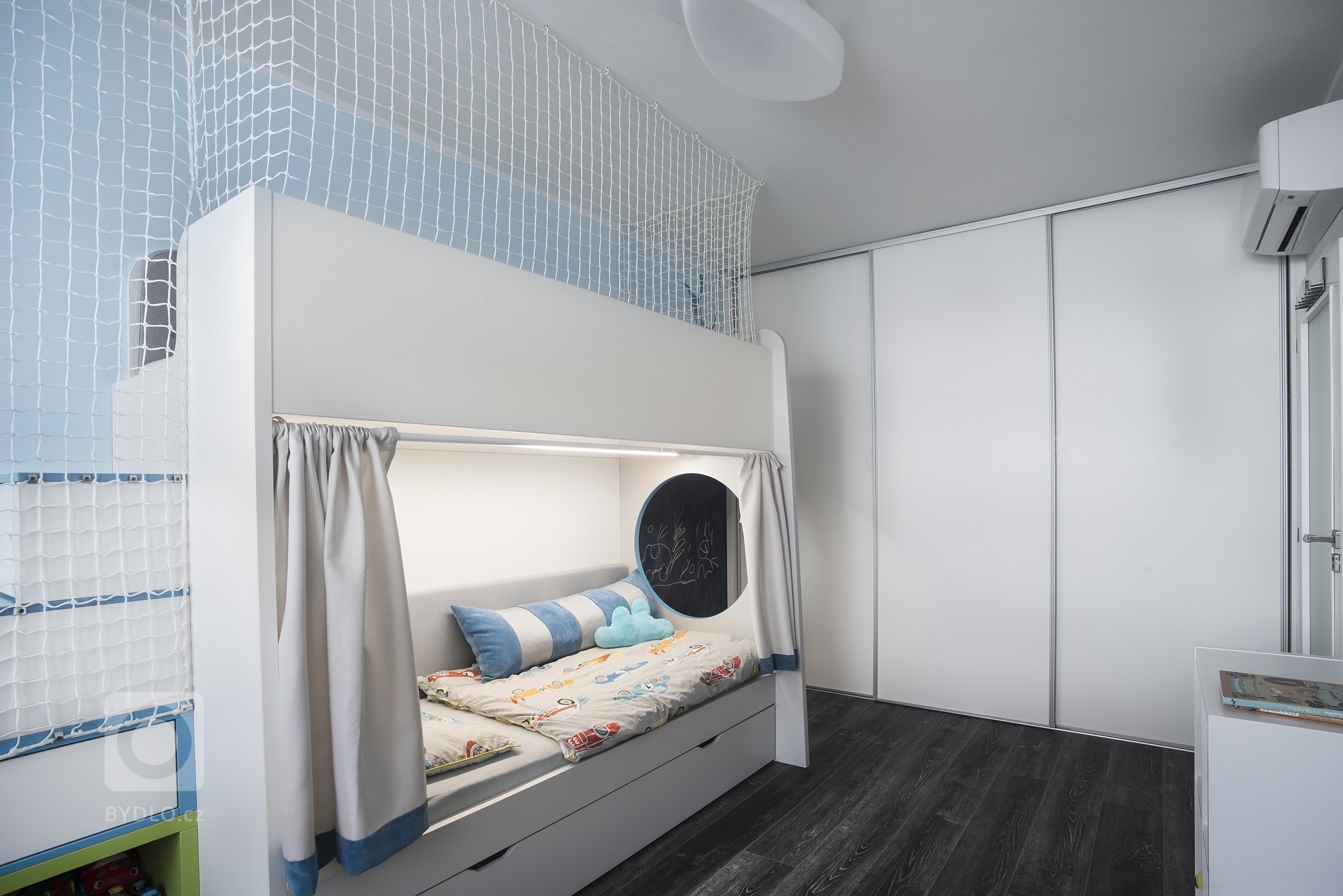 Novostavba, vzdušný byt s terasou, velikou sedačkou a projekčním plátnem pro mámu, tátu a dva malé kluky.&nbsp; &nbsp; &nbsp; &nbsp; &nbsp; &nbsp; &nbsp; &nbsp…