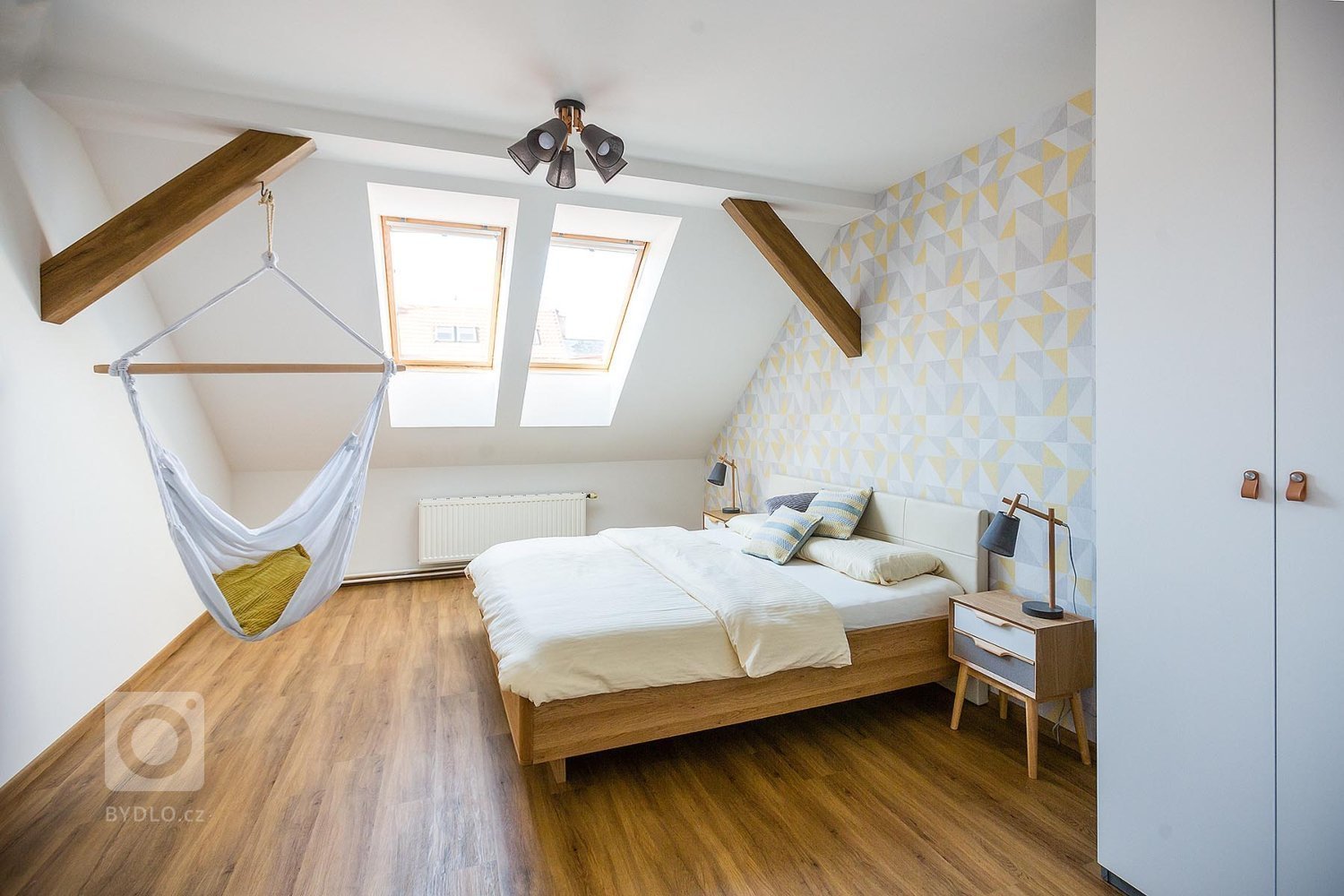 Menší půdní byt v pražské zástavbě z konce 19.století určený na bydlení a příležitostný pronájem.&nbsp;

Interiér je na přání majitelky inspirován…