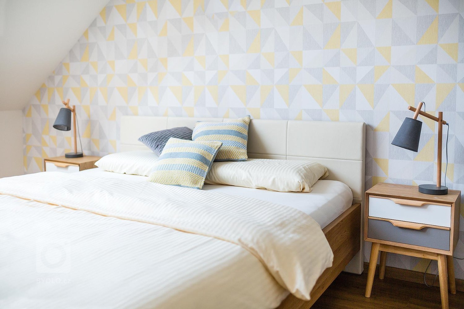 Menší půdní byt v pražské zástavbě z konce 19.století určený na bydlení a příležitostný pronájem.&nbsp;

Interiér je na přání majitelky inspirován…